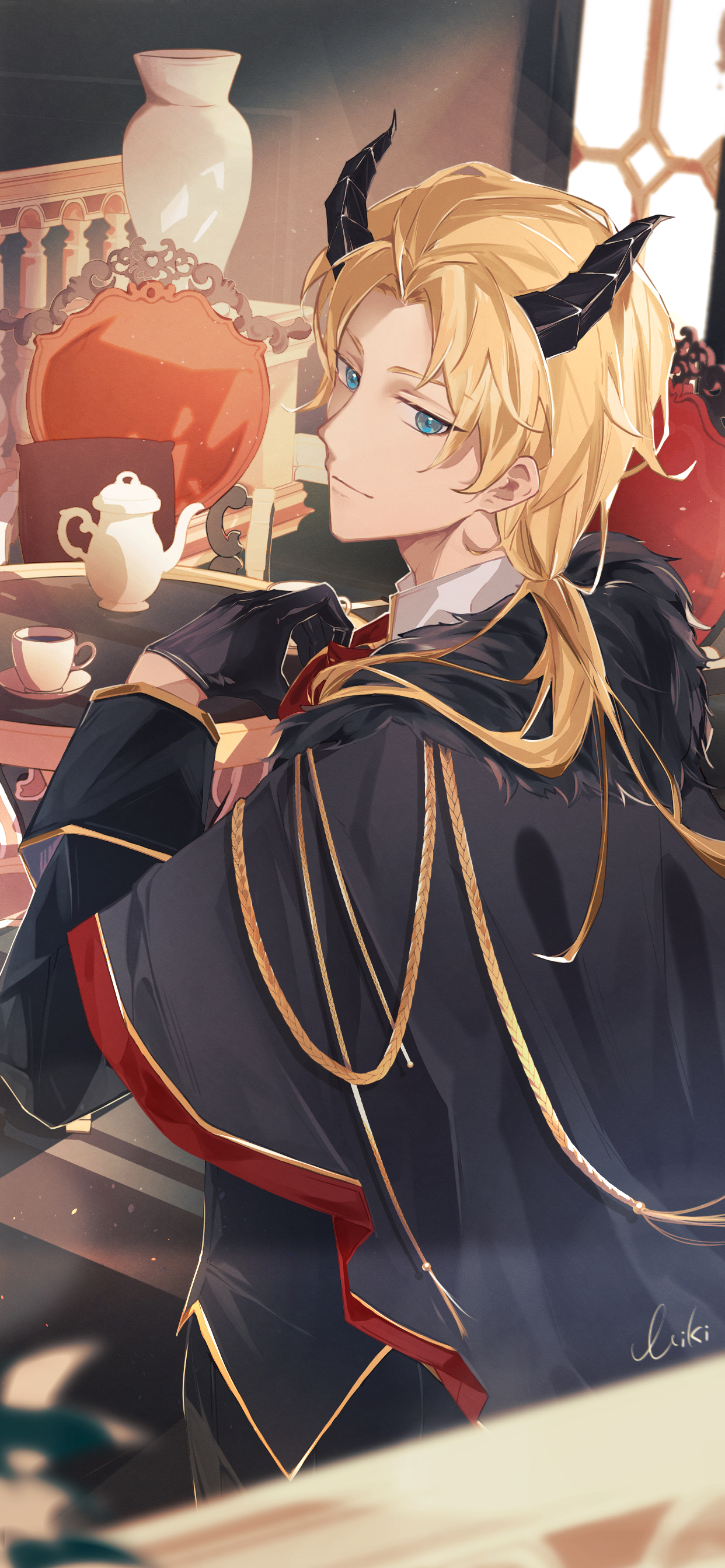 fan qian hua bao, lars rorschach, lovebrush chronicles, absurdres, chinese commentary, highres, 1boy, aiguillette, ascot, black cape, black gloves, black horns, black jacket, blonde hair, blue eyes, blurry, cape, chair, closed mouth, collared shirt, cup, curtained hair, demon boy, demon horns, depth of field, from behind, gloves, hair over shoulder, hand up, horns, indoors, jacket, lars rorschach (until the end of time), long hair, long sleeves, looking at viewer, looking back, low ponytail, male focus, parted bangs, ponytail, railing, red ascot, saucer, shirt, smile, solo, table, teacup, teapot, upper body, vase, white shirt, window