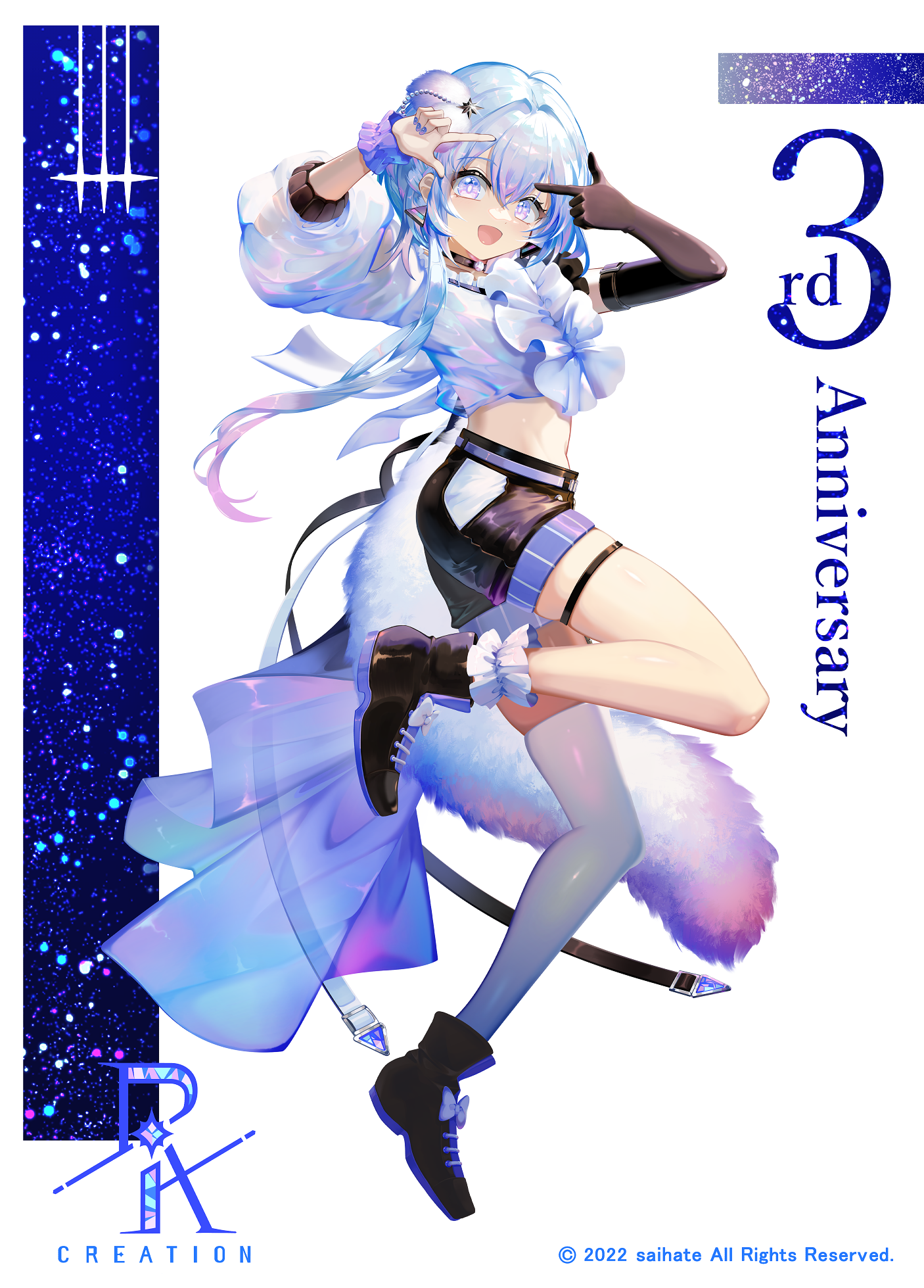 saihate (d3), original, commentary request, highres, 1girl, :d, anniversary, arms up, black boots, black shorts, blue eyes, boots, brown gloves, crop top, dia (saihate (d3)), elbow gloves, finger frame, full body, gloves, grey hair, hair between eyes, long hair, long sleeves, looking at viewer, midriff, open mouth, puffy long sleeves, puffy sleeves, shirt, short shorts, shorts, single glove, single thighhigh, skindentation, smile, solo, thigh strap, thighhighs, thighhighs under boots, very long hair, white background, white shirt, white thighhighs