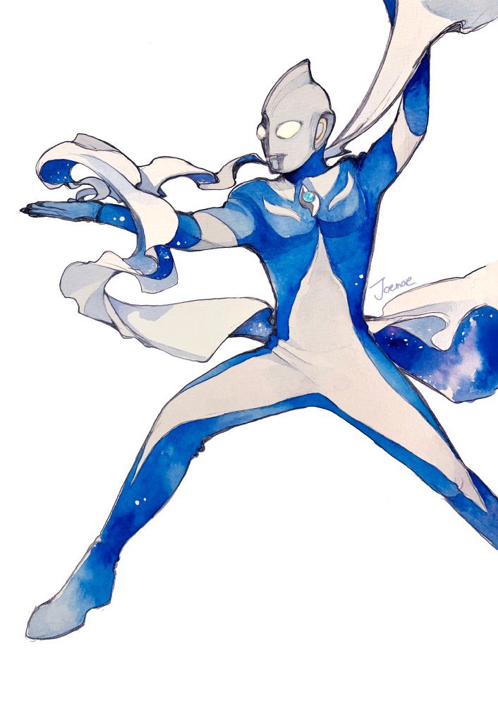 jo mawe, ultraman cosmos, ultraman cosmos (luna mode), ultra series, ultraman cosmos (series), commentary, 1boy, alien, arm up, artist name, blue ribbon, blue skin, color timer, colored skin, compound eyes, dorsal fin, fighting stance, foot out of frame, glowing, glowing eyes, legs apart, looking ahead, male focus, multicolored skin, open hand, outstretched arm, pectorals, ribbon, signature, silver skin, simple background, solo, standing, tokusatsu, toned, toned male, two-sided ribbon, two-tone skin, white background, white eyes, white ribbon, wrinkled skin