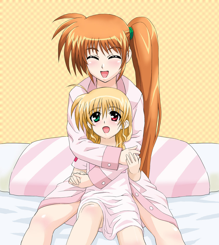 shirogane kihen, takamachi nanoha, vivio, lyrical nanoha, mahou shoujo lyrical nanoha, mahou shoujo lyrical nanoha strikers, 00s, 2girls, closed eyes, green eyes, heterochromia, mother and daughter, multiple girls, pajamas, red eyes, red hair, side ponytail