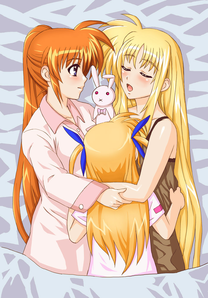 shirogane kihen, fate testarossa, takamachi nanoha, vivio, lyrical nanoha, mahou shoujo lyrical nanoha, mahou shoujo lyrical nanoha strikers, 00s, 3girls, blonde hair, multiple girls, pajamas
