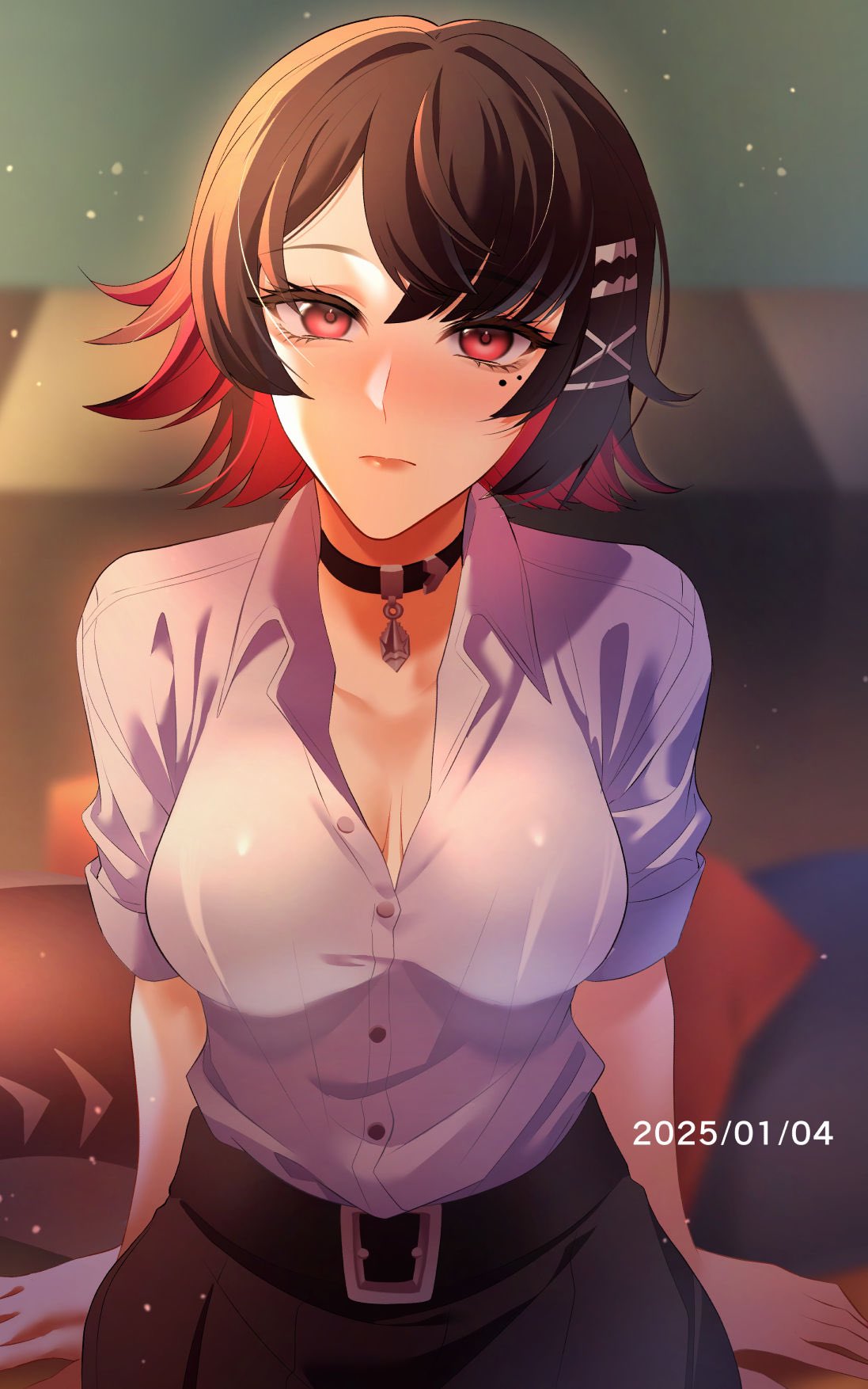 muutsurose, ellen joe, ellen joe (on campus), zenless zone zero, commentary request, highres, 1girl, belt, belt buckle, black belt, black choker, black hair, blurry, blurry background, blush, breasts, buckle, buttons, choker, closed mouth, collared shirt, colored inner hair, cowboy shot, dated, fins, fish tail, hair ornament, large breasts, looking at viewer, mole, mole under eye, multicolored hair, multiple moles, official alternate costume, parted bangs, razor blade hair ornament, red eyes, shark girl, shark tail, shirt, short hair, sleeves rolled up, solo, straight-on, tail, white shirt, x hair ornament