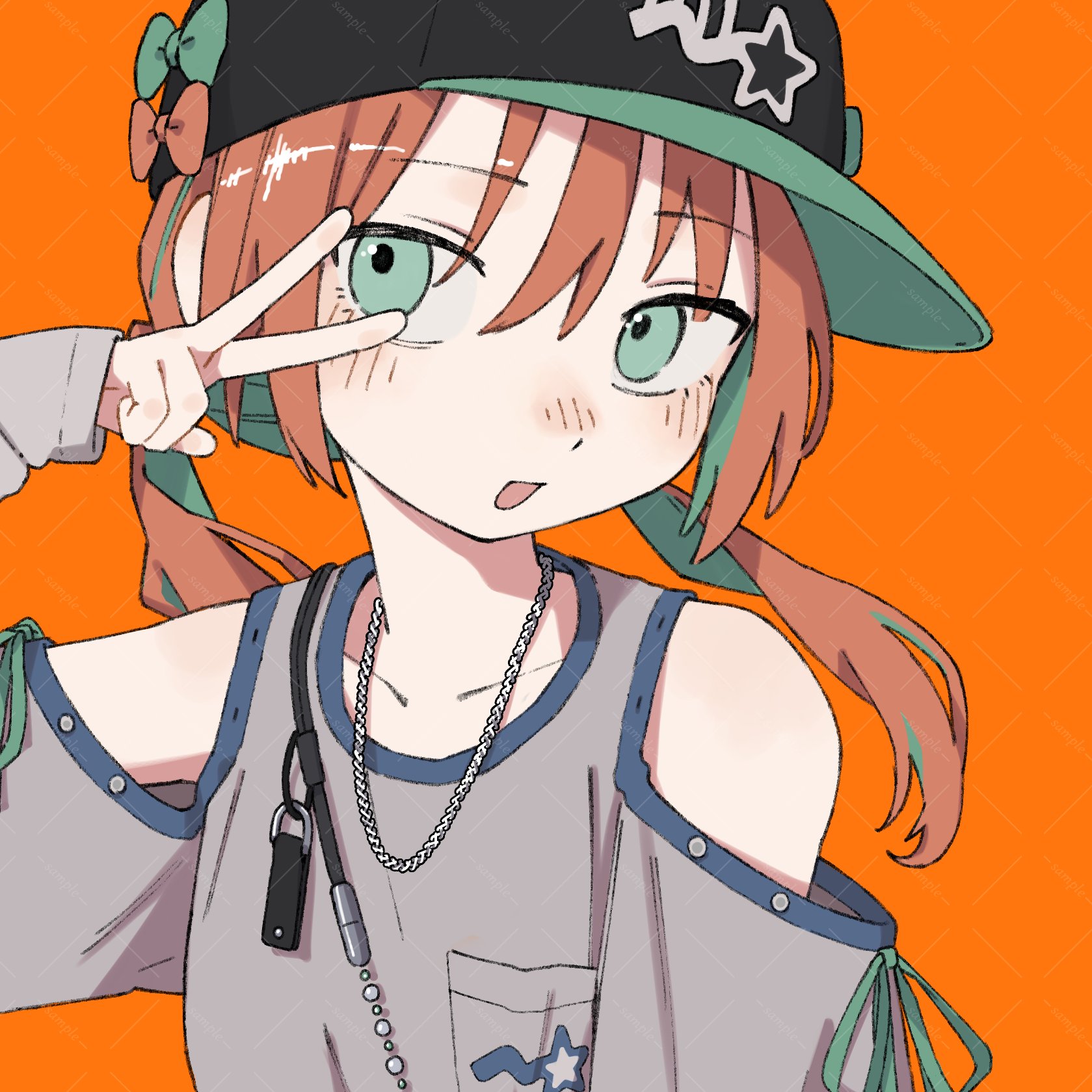 nanoni!, original, commentary request, highres, 1girl, :d, bare shoulders, black hat, blush, brown hair, clothing cutout, collarbone, green eyes, green hair, grey shirt, hand up, hat, jewelry, long hair, long sleeves, looking at viewer, multicolored hair, necklace, open mouth, shirt, shoulder cutout, simple background, smile, solo, two-tone hair, upper body, v