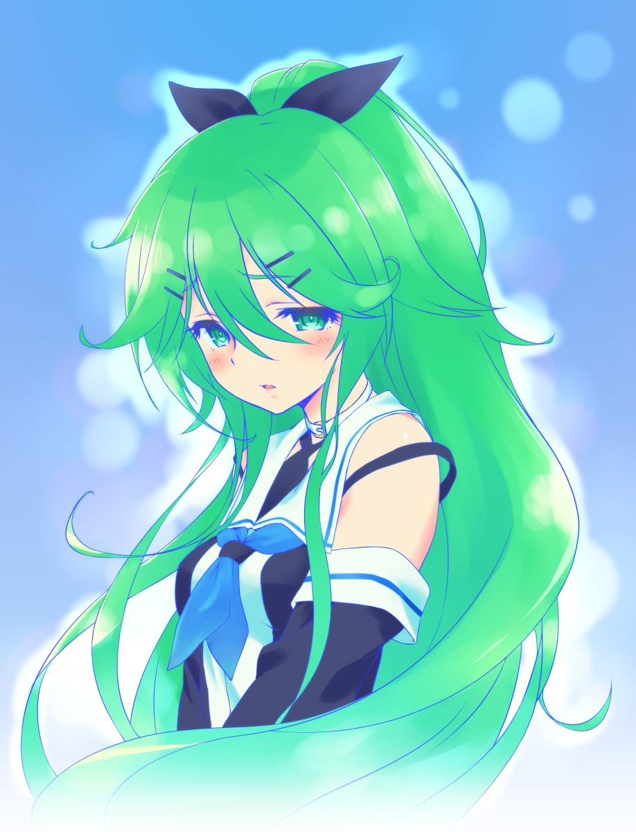 funitarefu, yamakaze (kancolle), kantai collection, clip studio paint (medium), commentary request, highres, 1girl, black bow, black shirt, blue background, blush, bow, choker, detached sleeves, from side, gradient background, green eyes, green hair, hair bow, hair flaps, hair ornament, hairclip, long hair, looking at viewer, open mouth, parallel hairclips, ponytail, sailor collar, shirt, sidelocks, sleeveless, sleeveless shirt, solo, upper body, very long hair, white choker, white sailor collar