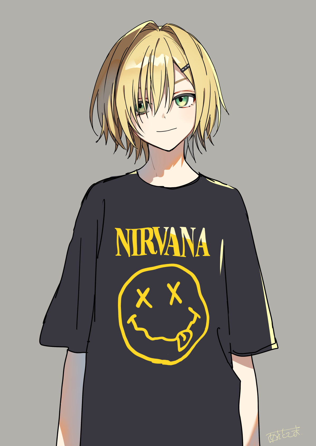 potti-p, uzuki kou, nijisanji, nirvana (band), commentary request, highres, 1boy, band shirt, black shirt, blonde hair, closed mouth, green eyes, grey background, hair between eyes, hair ornament, hairclip, looking at viewer, male focus, merchandise, shirt, short sleeves, signature, simple background, solo, t-shirt, upper body, virtual youtuber