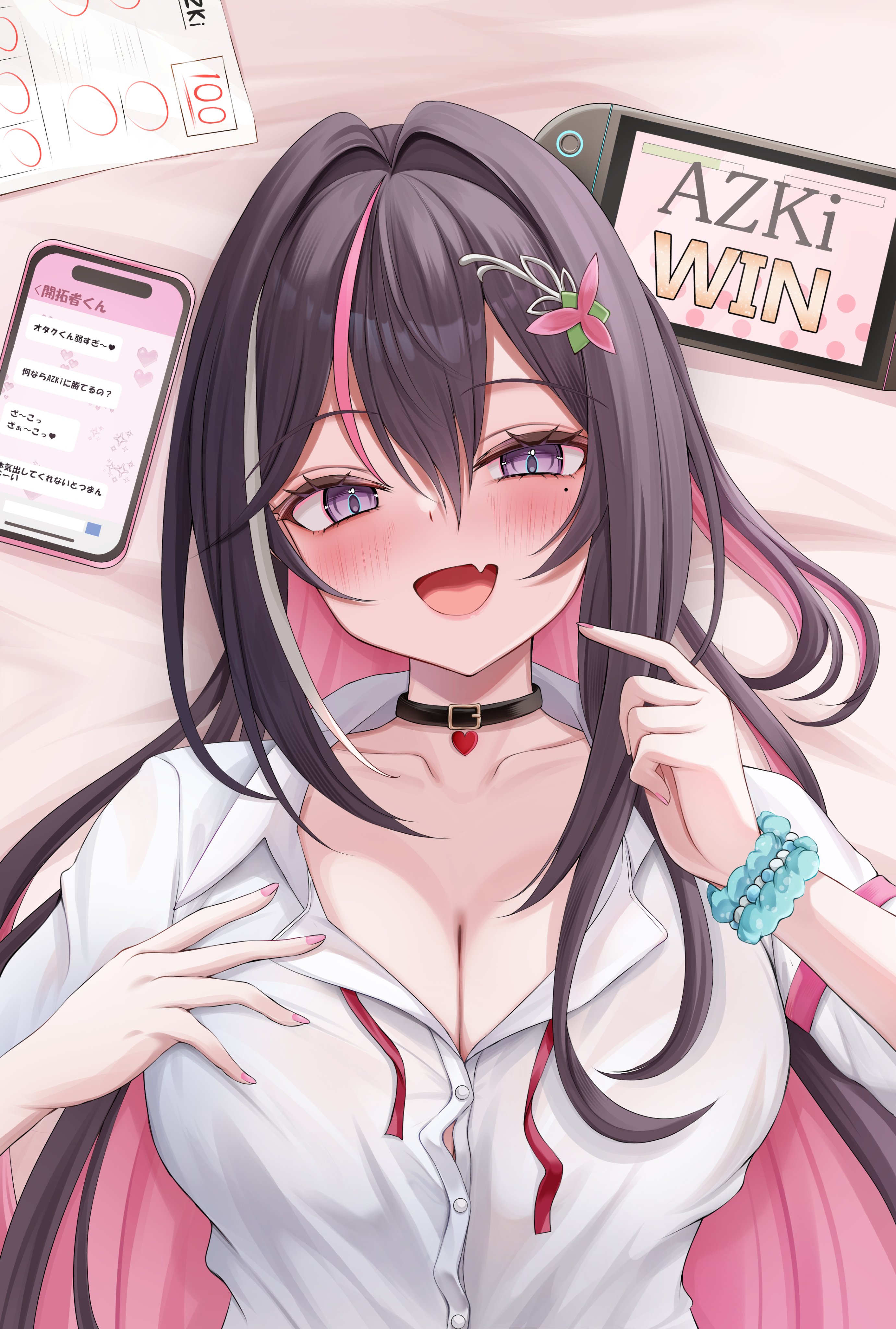 7nopi, azki (hololive), hololive, absurdres, commentary request, highres, translation request, 1girl, :d, alternate costume, asymmetrical sidelocks, bed sheet, black collar, black hair, breasts, button gap, cellphone, cleavage, collar, collared shirt, colored inner hair, double-parted bangs, dress shirt, fang, hair between eyes, hair intakes, handheld game console, heart pendant, large breasts, looking at viewer, lying, mole, mole under eye, multicolored hair, nail polish, on back, open mouth, pendant collar, phone, pink hair, pink nails, purple eyes, scrunchie, shirt, sidelocks, skin fang, smartphone, smile, solo, streaked hair, test score, text messaging, upper body, virtual youtuber, white hair, white shirt, wrist scrunchie