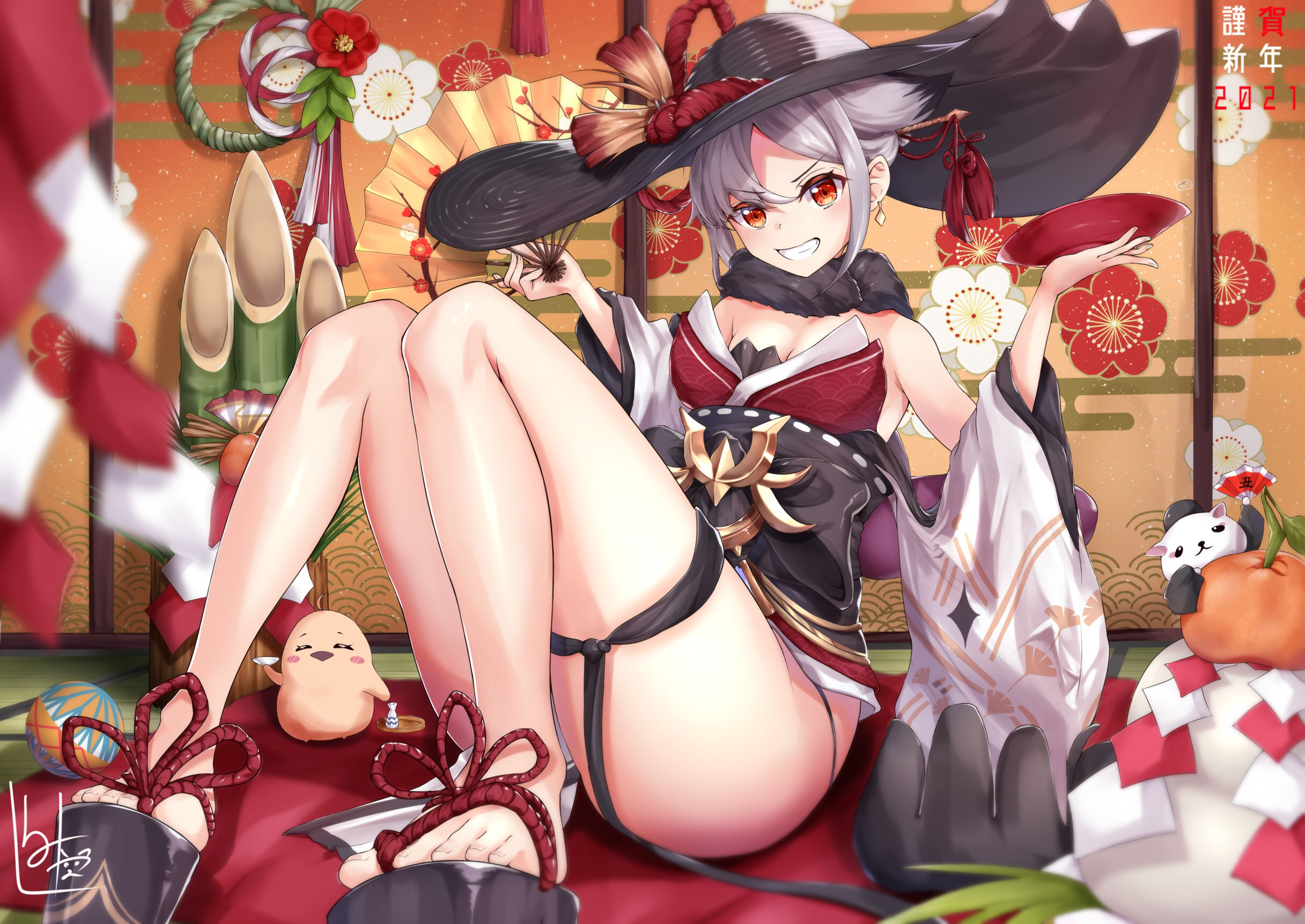 ramiya eru, manjuu (azur lane), suzutsuki (azur lane), suzutsuki (suzutsuki hanetsuki adept!) (azur lane), azur lane, commentary request, highres, 1girl, bamboo, bare shoulders, barefoot, black hat, black sash, cup, earrings, floral print, folding fan, full body, grey hair, grin, hair between eyes, hand fan, hat, holding, holding cup, holding fan, jewelry, large hat, looking at viewer, official alternate costume, red eyes, sakazuki, sash, smile, solo, sun hat, wide sleeves