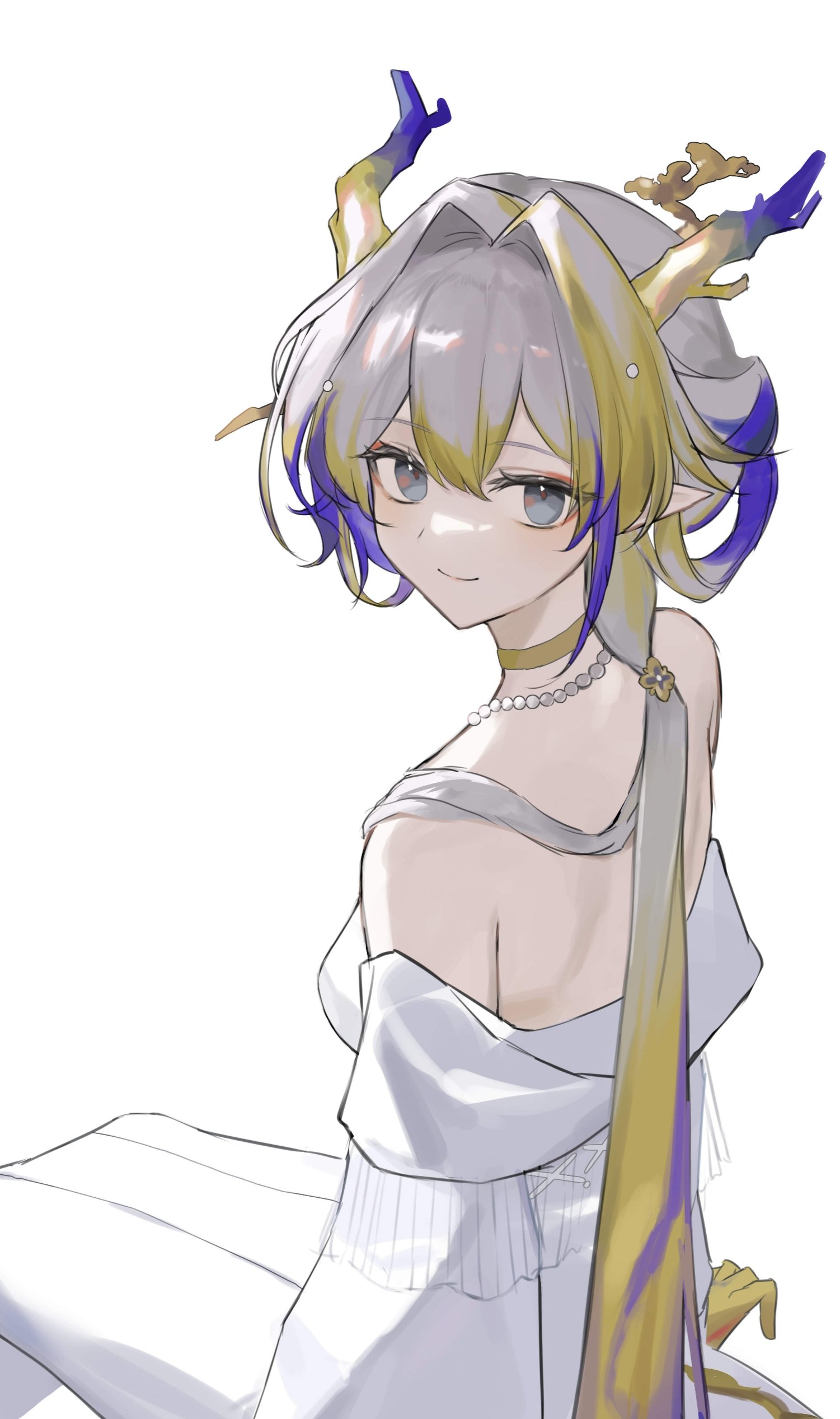 2naom8q6gt87292, shu (arknights), shu (bingwenyuyou) (arknights), ambience synesthesia, arknights, absurdres, commentary, highres, 1girl, bare shoulders, blonde hair, choker, closed mouth, dragon girl, dragon horns, dress, grey eyes, grey hair, hair between eyes, hair intakes, horns, jewelry, long hair, multicolored hair, necklace, off shoulder, official alternate costume, pearl necklace, pointy ears, purple hair, simple background, sitting, smile, solo, turning head, white background, white dress, yellow choker