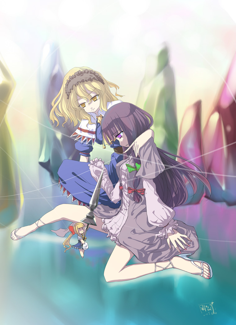 howard (pixiv), nichimatsu seri, alice margatroid, patchouli knowledge, shanghai doll, touhou, 2girls, blonde hair, bow, capelet, doll, dress, female focus, hair bow, hair ribbon, hairband, long hair, multiple girls, purple eyes, purple hair, ribbon, short hair, string, yellow eyes