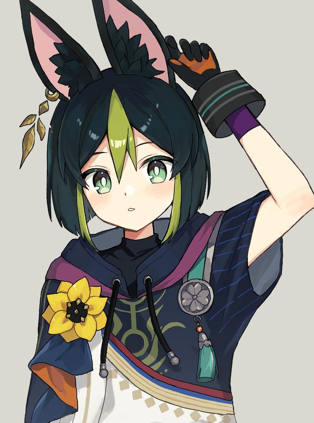 akikan sabako, tighnari (genshin impact), genshin impact, commentary, highres, 1boy, animal ear fluff, animal ears, black gloves, black hair, black hoodie, blush, bright pupils, double-parted bangs, drawstring, fox boy, fox ears, gloves, green eyes, green hair, grey background, hair between eyes, hood, hood down, hoodie, looking at viewer, male focus, multicolored hair, parted lips, short sleeves, simple background, solo, two-tone hair, upper body, white pupils