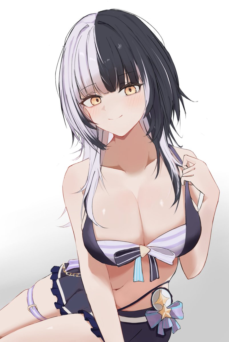 immakms zzz, shiori novella, hololive, hololive english, hashtag-only commentary, 1girl, bikini, black hair, breasts, cleavage, closed mouth, grey hair, hololive summer 2023 swimsuit, large breasts, looking at viewer, multicolored hair, simple background, smile, solo, split-color hair, striped bikini, striped clothes, swimsuit, two-tone hair, virtual youtuber, white background, yellow eyes