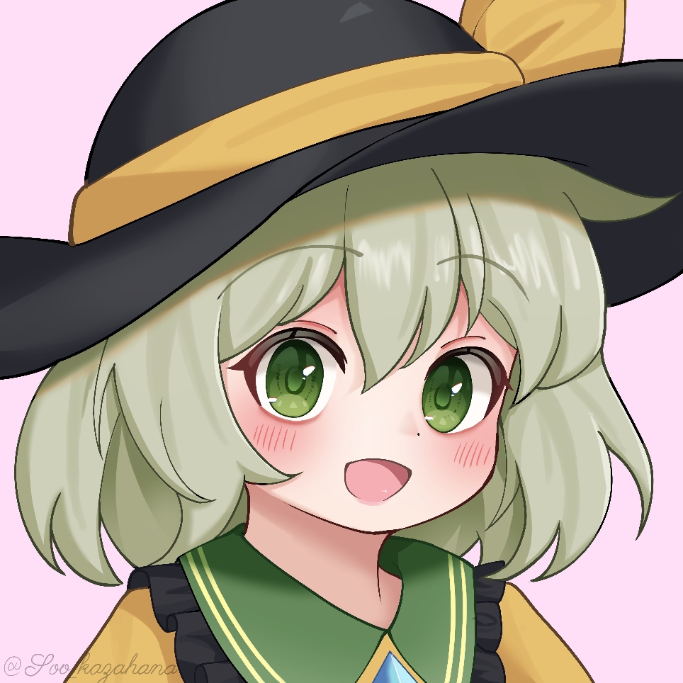 soo kazahana, komeiji koishi, touhou, commentary request, 1girl, black hat, blush, collared shirt, frilled shirt collar, frills, green eyes, green hair, hat, hat ribbon, looking at viewer, open mouth, pink background, ribbon, shirt, simple background, smile, solo, twitter username, yellow ribbon, yellow shirt