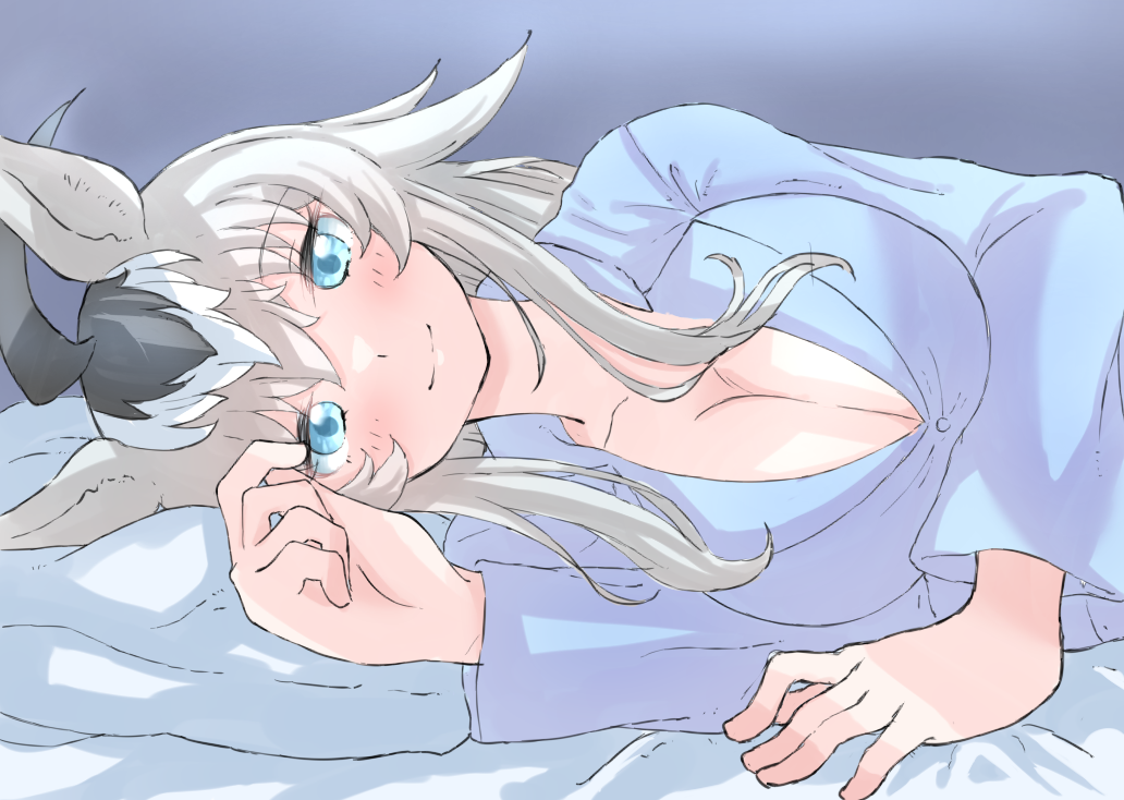norippe (user zgsf8872), oguri cap (umamusume), umamusume, commentary request, 1girl, ahoge, animal ears, arm up, bed sheet, black hair, blue background, blue eyes, blue shirt, breasts, cleavage, closed mouth, collared shirt, grey hair, hair between eyes, horse ears, large breasts, long hair, long sleeves, looking at viewer, lying, multicolored hair, on side, pillow, shirt, smile, solo, two-tone hair, white hair