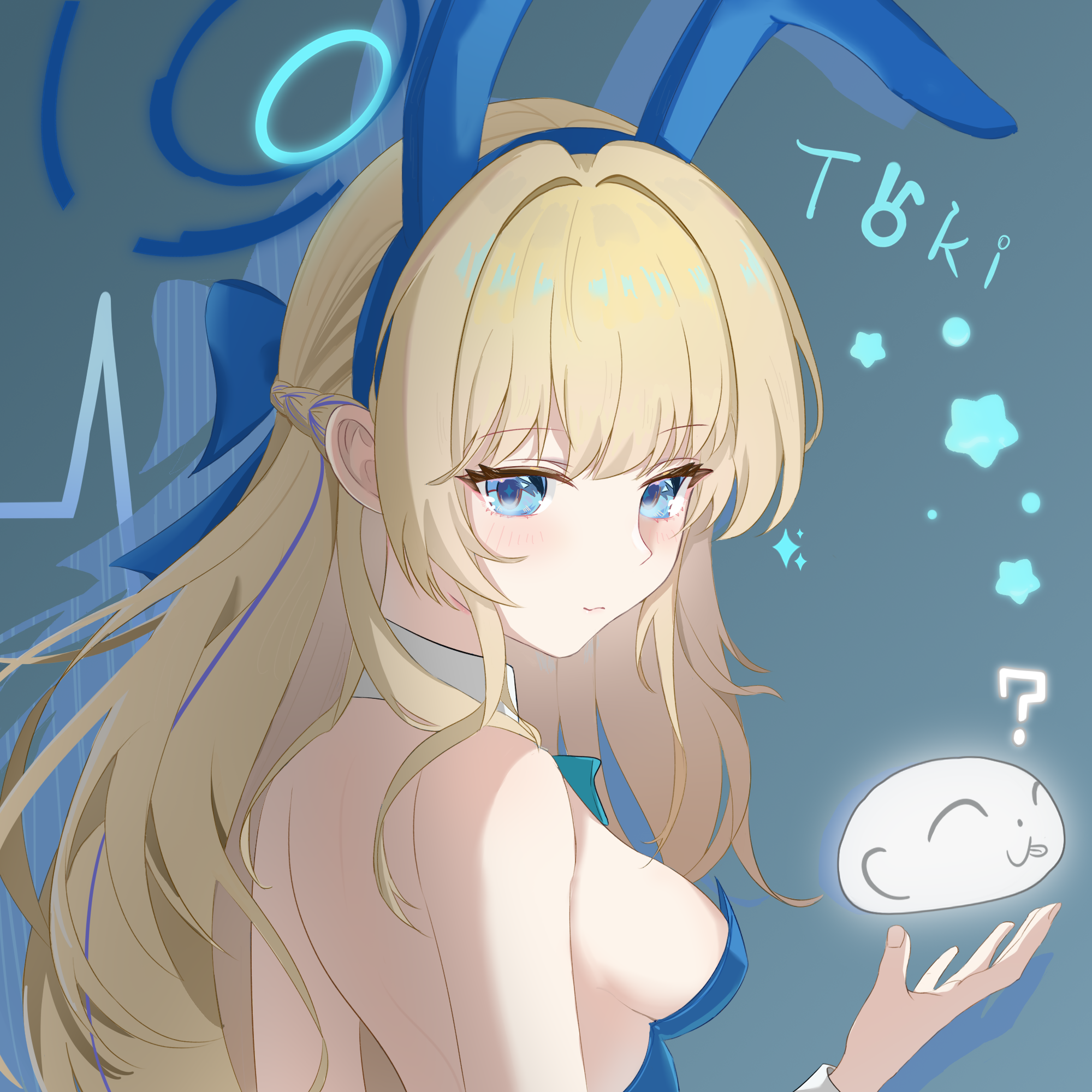 chokei, sensei (blue archive), toki (blue archive), toki (bunny) (blue archive), blue archive, highres, 1girl, ?, animal ear hairband, animal ears, back, blonde hair, blue background, blue eyes, blunt bangs, blush, braid, breasts, detached collar, fake animal ears, from side, hairband, halo, hand up, leotard, long hair, looking at viewer, looking back, medium breasts, multicolored hair, playboy bunny, rabbit ear hairband, rabbit ears, side braid, sideboob, simple background, streaked hair, wrist cuffs