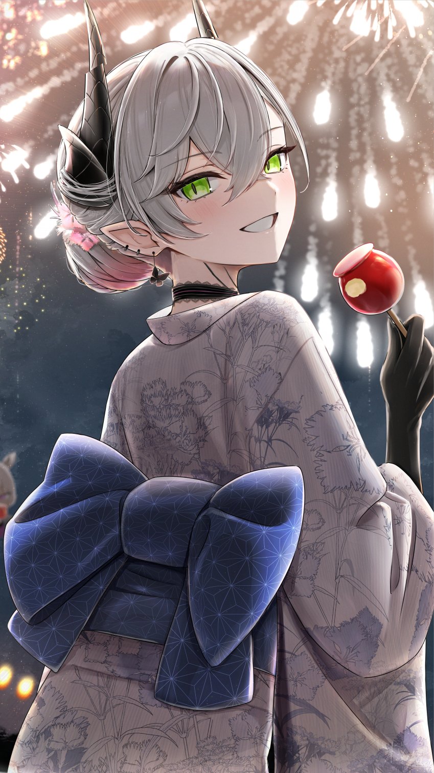 particle sfs, lilith (fate), fate/grand order, fate (series), commentary request, highres, revision, 1girl, black hands, candy apple, choker, colored extremities, crossed bangs, demon girl, demon horns, earrings, fireworks, flower, food, green eyes, grey hair, grin, hair between eyes, hair bun, hair flower, hair ornament, horns, japanese clothes, jewelry, kimono, looking at viewer, looking back, medium hair, night, night sky, obi, pointy ears, sash, sky, smile, solo, white kimono, wide sleeves
