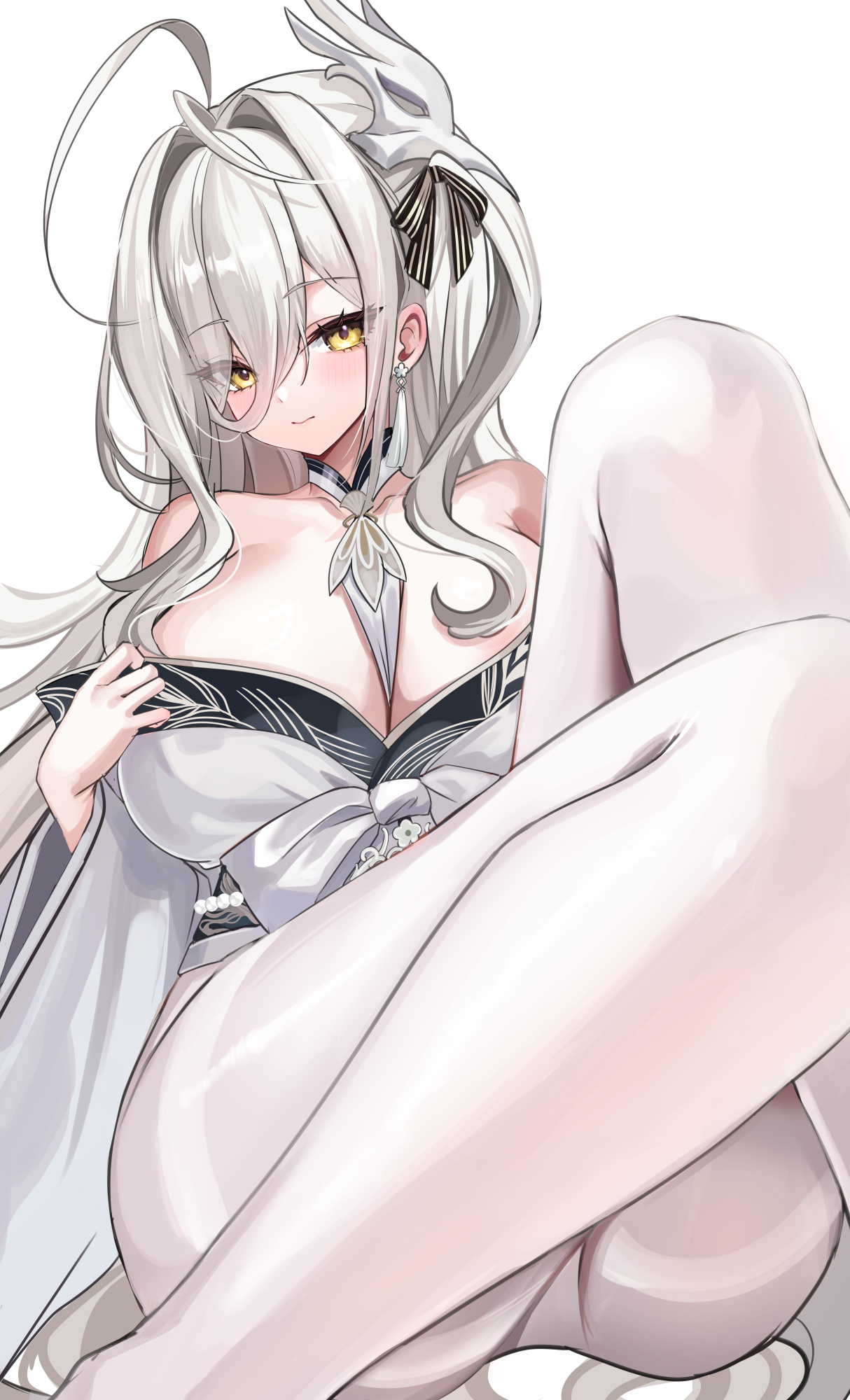 katsushika pachi, hakuhou (azur lane), azur lane, commentary request, highres, 1girl, breasts, cleavage, closed mouth, hair between eyes, hair intakes, japanese clothes, kimono, knees up, large breasts, long hair, looking at viewer, simple background, smile, solo, very long hair, white background, white hair, white kimono, yellow eyes