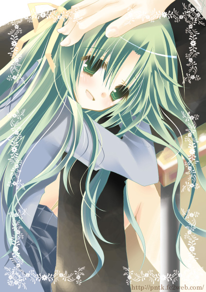 hashimo yuki, sonozaki shion, higurashi no naku koro ni, 00s, from side, green eyes, green hair, hand on another's head, long hair, miniskirt, ribbon, sitting, skirt, solo focus, watermark, web address