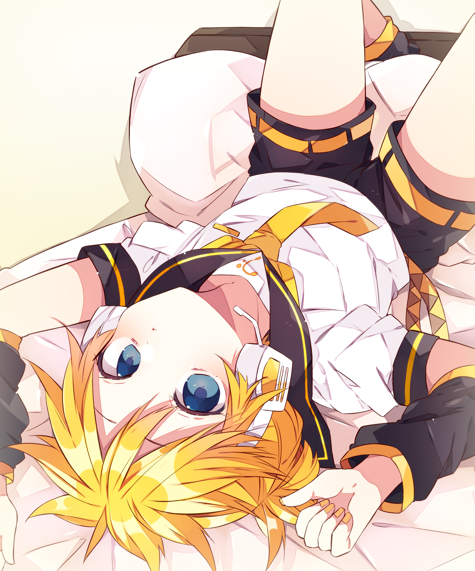 kaho 0102, kagamine len, vocaloid, commentary request, highres, 1boy, arm warmers, bass clef, bed, black sailor collar, black shorts, blonde hair, blue eyes, closed mouth, double-parted bangs, feet out of frame, headset, leg warmers, looking at viewer, lying, male focus, necktie, on back, on bed, pillow, sailor collar, shirt, short hair, short sleeves, shorts, solo, white shirt, yellow necktie