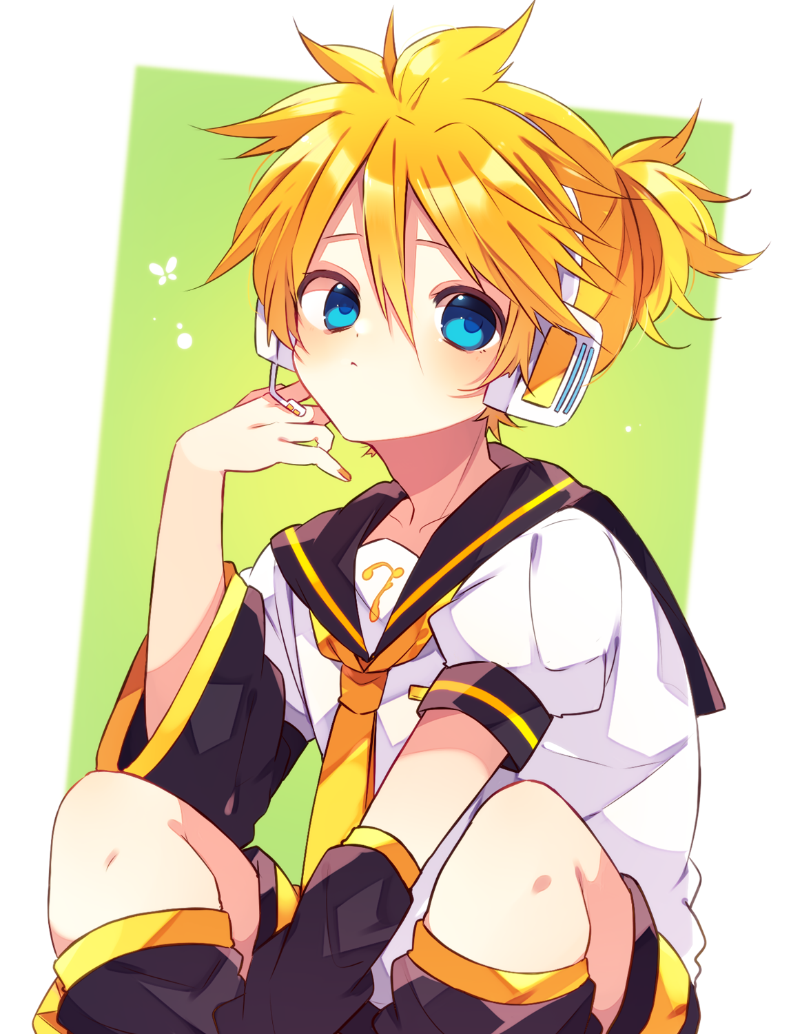 kaho 0102, kagamine len, vocaloid, commentary request, highres, 1boy, arm warmers, bass clef, black sailor collar, black shorts, blonde hair, blue eyes, border, closed mouth, double-parted bangs, feet out of frame, green background, hair between eyes, hand up, headset, knees up, leg warmers, looking at viewer, male focus, necktie, outside border, sailor collar, shirt, short hair, short sleeves, shorts, simple background, sitting, solo, white border, white shirt, yellow necktie