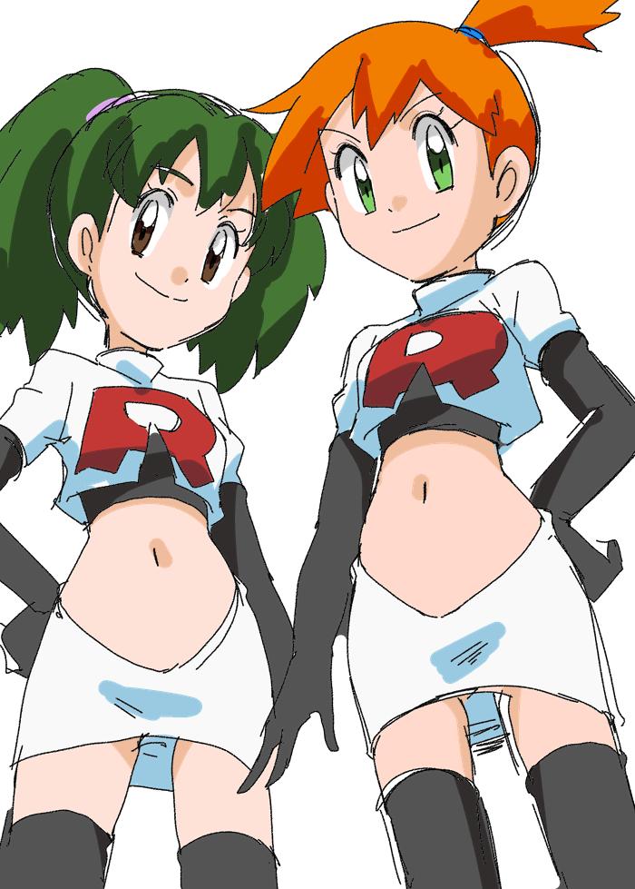 hainchu, duplica (pokemon), jessie (pokemon), misty (pokemon), nintendo, pokemon, pokemon (anime), pokemon (classic anime), 2girls, black gloves, brown eyes, closed mouth, cosplay, crop top, cropped jacket, elbow gloves, gloves, green eyes, green hair, hand on own hip, jacket, jessie (pokemon) (cosplay), looking at viewer, midriff, multiple girls, navel, orange hair, shirt, short hair, side ponytail, simple background, skirt, smile, standing, team rocket, team rocket uniform, twintails, white background, white jacket, white skirt