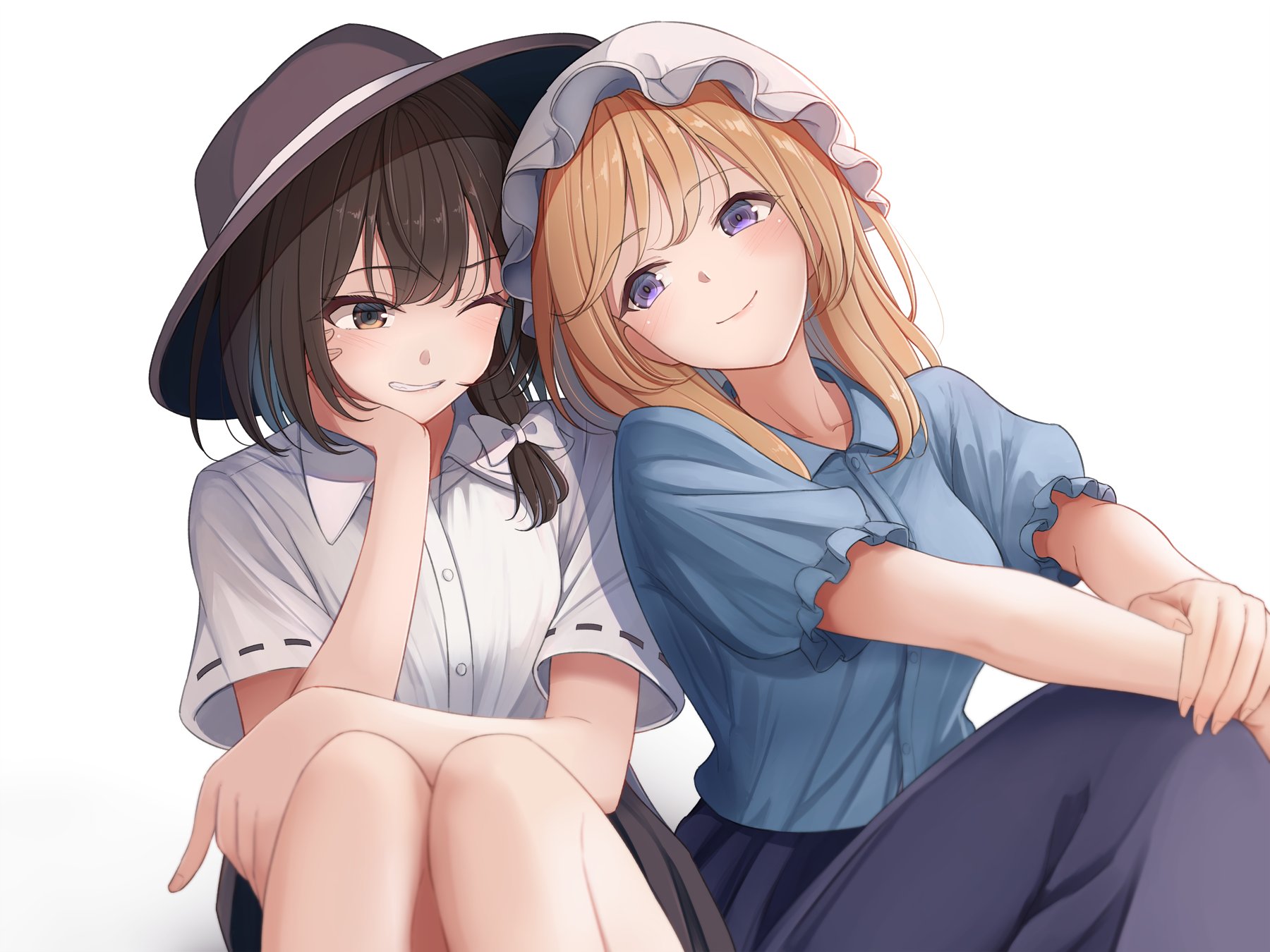 fumei (mugendai), maribel hearn, usami renko, touhou, highres, 2girls, black eyes, black hat, black skirt, blonde hair, blue shirt, blue skirt, blush, bow, bowtie, breasts, buttons, closed mouth, collar, collarbone, fedora, hair between eyes, hair bow, hand on own arm, hand on own cheek, hand on own face, hand on own leg, hand on own thigh, hands on own knees, happy, hat, long skirt, looking at another, medium breasts, medium hair, mob cap, multiple girls, one eye closed, puffy short sleeves, puffy sleeves, purple eyes, shirt, short hair, short sleeves, simple background, sitting, skirt, smile, white background, white bow, white bowtie, white collar, white hat, white shirt, wide brim, yuri
