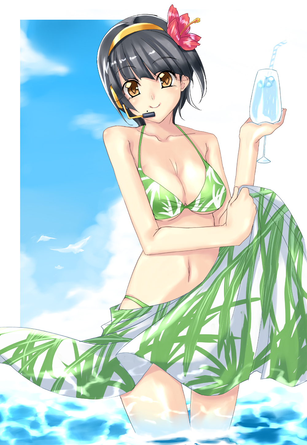 uemukai dai, otonashi kotori, idolmaster, idolmaster (classic), idolmaster 1, bad id, bad pixiv id, highres, 00s, 1girl, bikini, black hair, breasts, brown eyes, cleavage, cloud, day, drink, female focus, flower, green bikini, hair flower, hair ornament, headset, hibiscus, looking at viewer, medium breasts, mole, mole under mouth, navel, ocean, sarong, short hair, sky, smile, solo, swimsuit, uemuki dai, underboob, wading, water