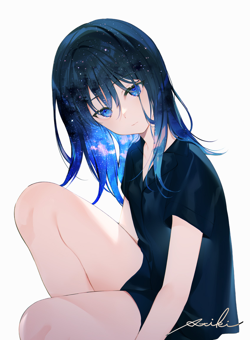 achiki, original, commentary request, 1girl, black hair, black shirt, black shorts, blue eyes, closed mouth, expressionless, feet out of frame, head tilt, knee up, looking at viewer, medium hair, night, night sky, shirt, short sleeves, shorts, simple background, sitting, sky, solo, star (sky), white background