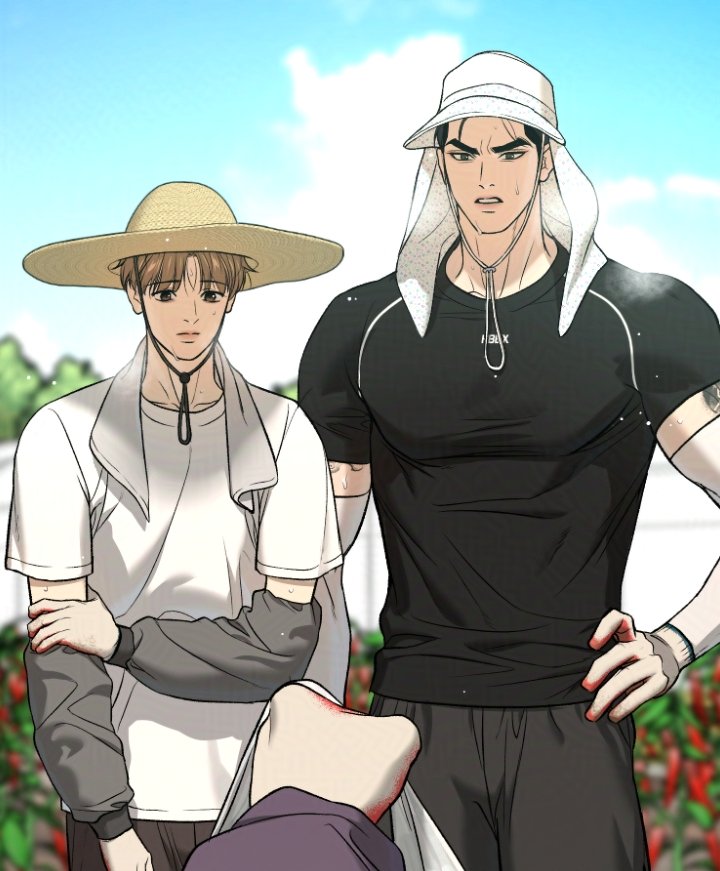 mingwa, joo jaekyung, kim dan, jinx (manhwa), commentary request, korean commentary, 2boys, blue sky, blurry, blurry background, day, depth of field, gloves, hand on own hip, hat, male focus, multiple boys, outdoors, shirt, sky, sun glare, sun hat, towel, towel around neck