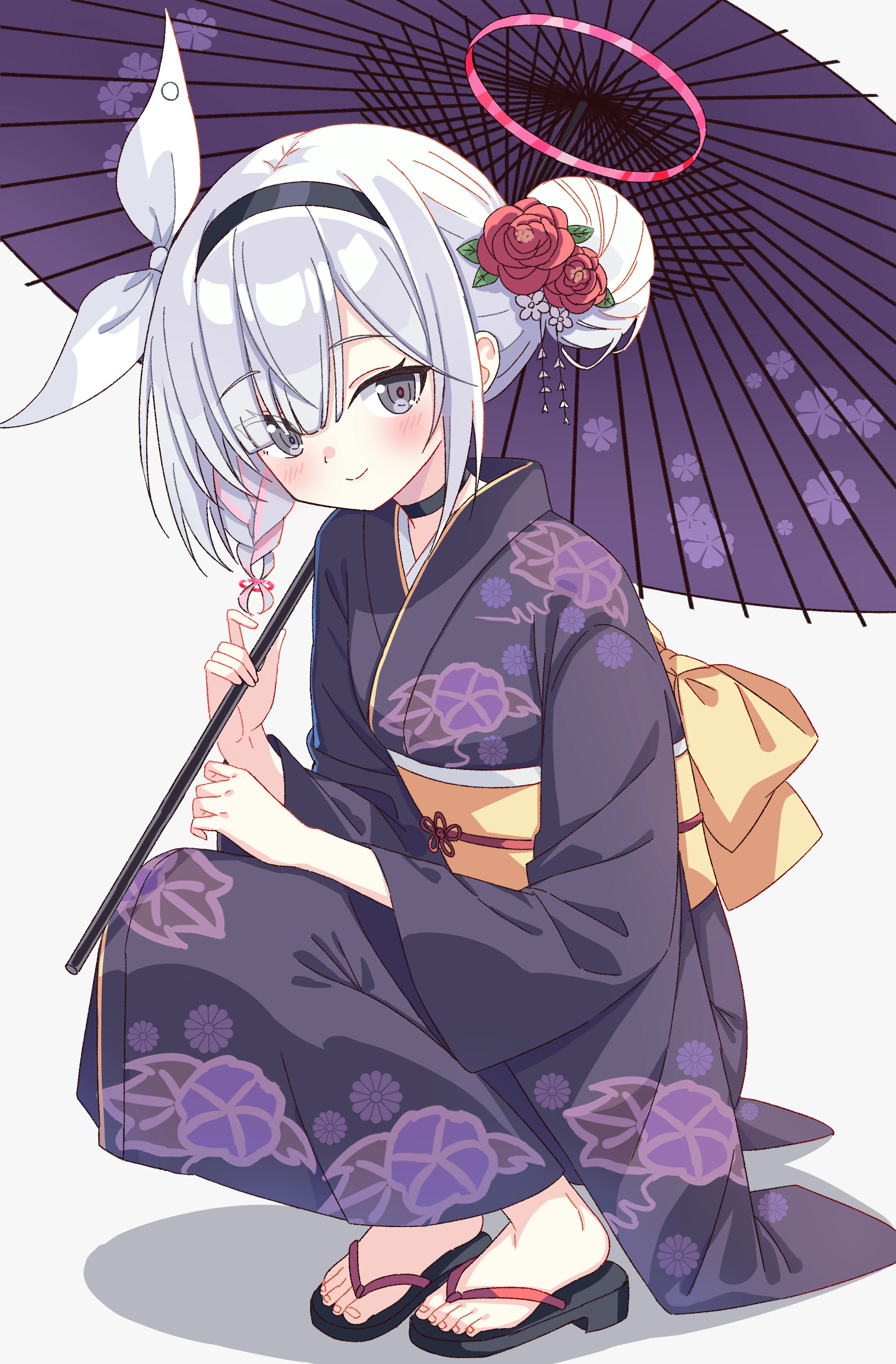 setteiset, plana (blue archive), blue archive, absurdres, highres, 1girl, alternate costume, alternate hairstyle, back bow, black choker, black hairband, black kimono, blue pupils, blush, bow, braid, choker, closed mouth, colored inner hair, eyes visible through hair, feet, floral print, floral print kimono, flower, full body, grey eyes, grey hair, hair bow, hair bun, hair flower, hair ornament, hair over one eye, hairband, halo, hand up, happy, holding, holding umbrella, japanese clothes, kanzashi, kimono, long bangs, long sleeves, looking at viewer, medium hair, mismatched pupils, multicolored hair, oil-paper umbrella, pink hair, print kimono, print umbrella, red flower, red halo, red pupils, red rose, rose, sandals, sash, shadow, sidelocks, simple background, single braid, single hair bun, smile, solo, split mouth, squatting, toenails, toes, two-tone hair, umbrella, white background, white bow, white flower, wide sleeves, yellow bow, yellow sash, yukata