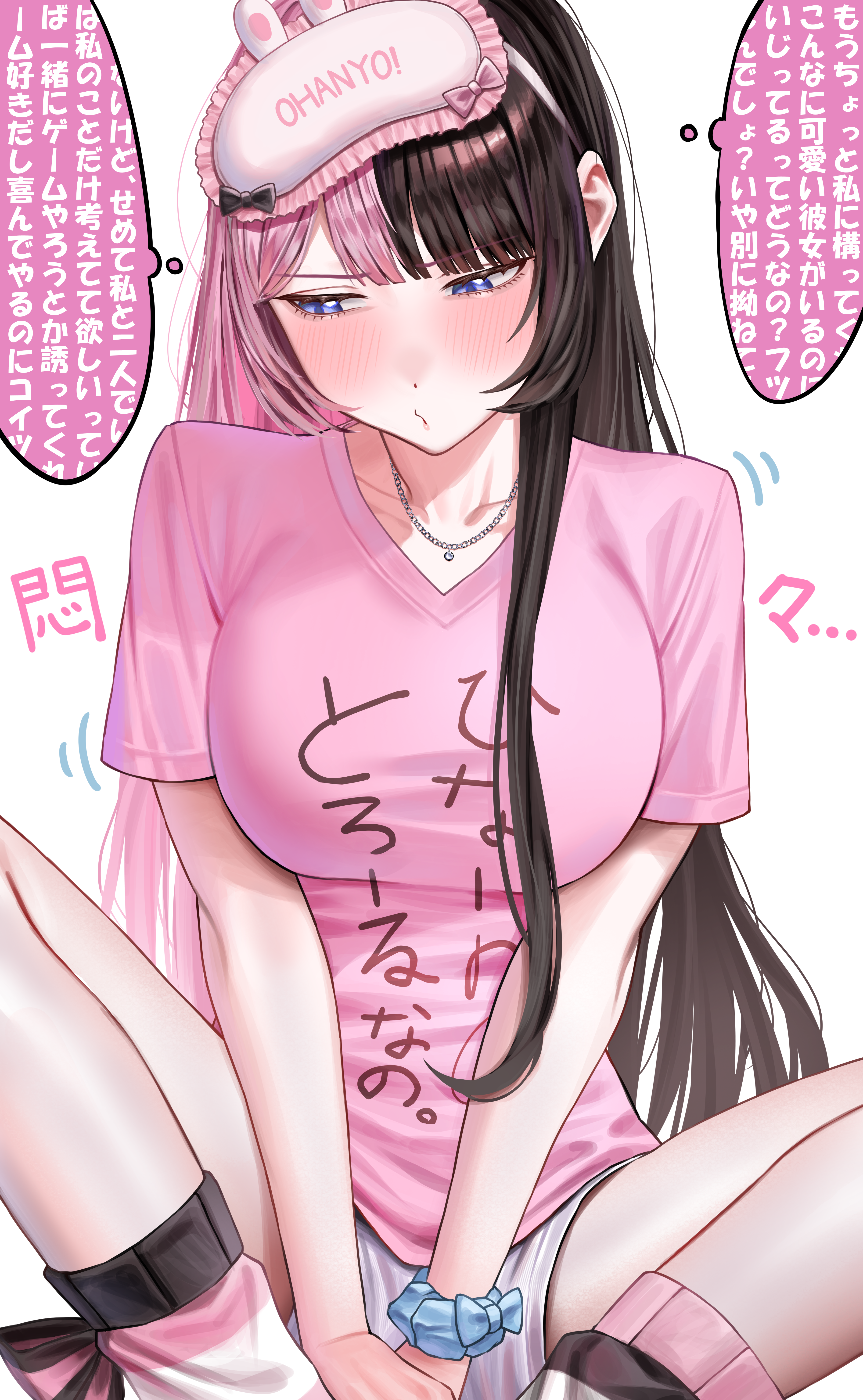 eden (edenaldojj), tachibana hinano, vspo!, absurdres, highres, 1girl, averting eyes, between legs, black hair, blush, breasts, facing viewer, hand between legs, large breasts, long hair, multicolored hair, pink hair, pink shirt, scrunchie, shirt, short sleeves, shorts, simple background, sitting, sleep mask, socks, solo, speech bubble, striped clothes, striped socks, thighs, thought bubble, two-tone hair, virtual youtuber, white background, white shorts, wrist scrunchie