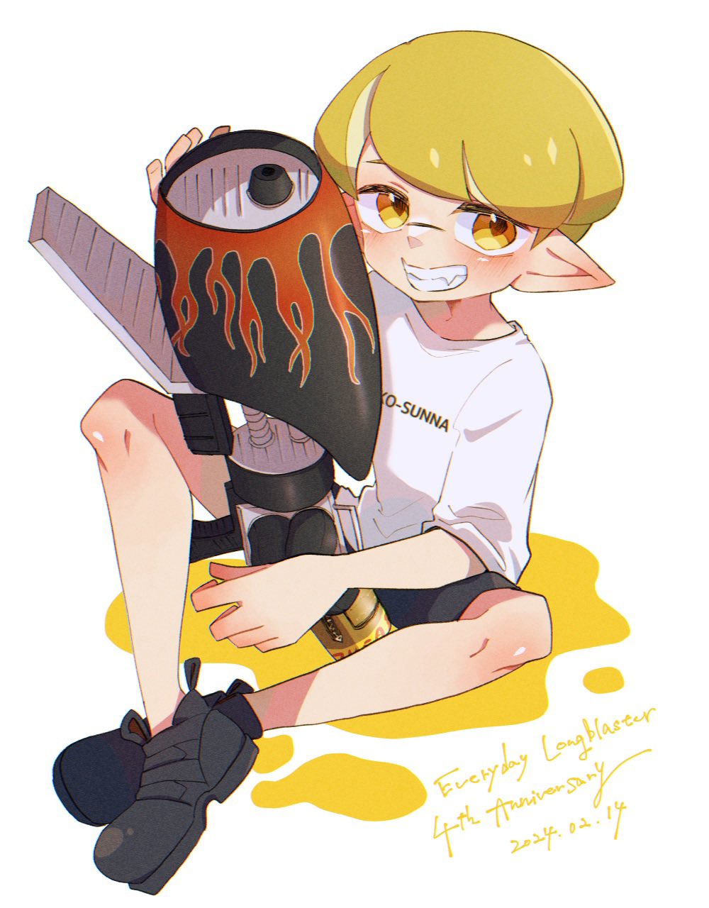 aheruk, inkling boy, inkling player character, nintendo, splatoon (series), splatoon 3, commentary request, highres, 1boy, black shoes, black shorts, blonde hair, dated, holding, holding weapon, ink, inkling, looking at viewer, male focus, pointy ears, print shirt, range blaster (splatoon), shirt, shoes, short hair, shorts, sitting, smile, solo, teeth, tentacle hair, weapon, white background, white shirt, yellow eyes