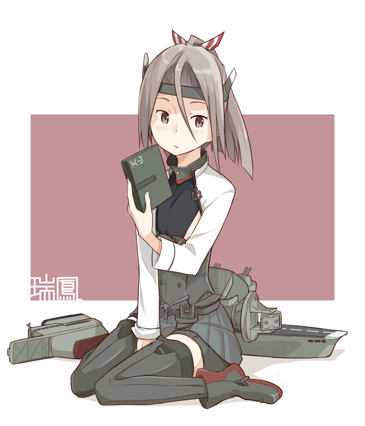 kawashina (momen silicon), taihou (kancolle), zuihou (kancolle), kantai collection, commentary, 1girl, between legs, bike shorts, black thighhighs, blush, brown eyes, brown hair, character name, closed mouth, cosplay, hair ribbon, hand between legs, headband, headgear, holding, long sleeves, ponytail, ribbon, rigging, sitting, skirt, solo, striped ribbon, taihou (kancolle) (cosplay), thighhighs, two-tone background