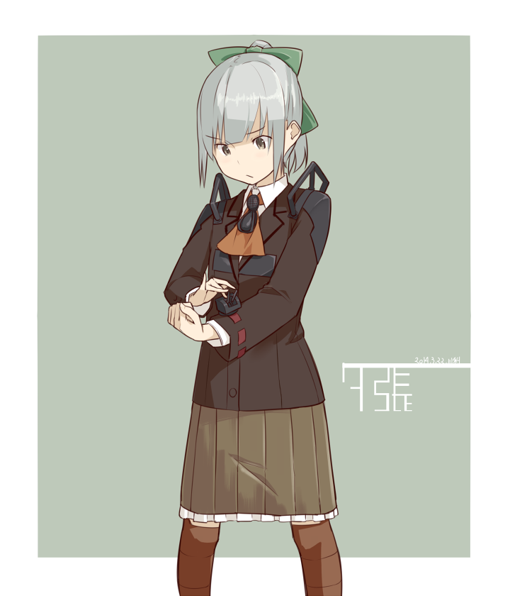 kawashina (momen silicon), kumano (kancolle), yuubari (kancolle), kantai collection, commentary, 1girl, ascot, black jacket, bow, brown skirt, brown thighhighs, character name, closed mouth, collared shirt, cosplay, dated, frilled skirt, frills, green bow, grey hair, jacket, kumano (kancolle) (cosplay), long sleeves, orange ascot, pleated skirt, ponytail, shirt, signature, simple background, skirt, solo, thighhighs, white shirt