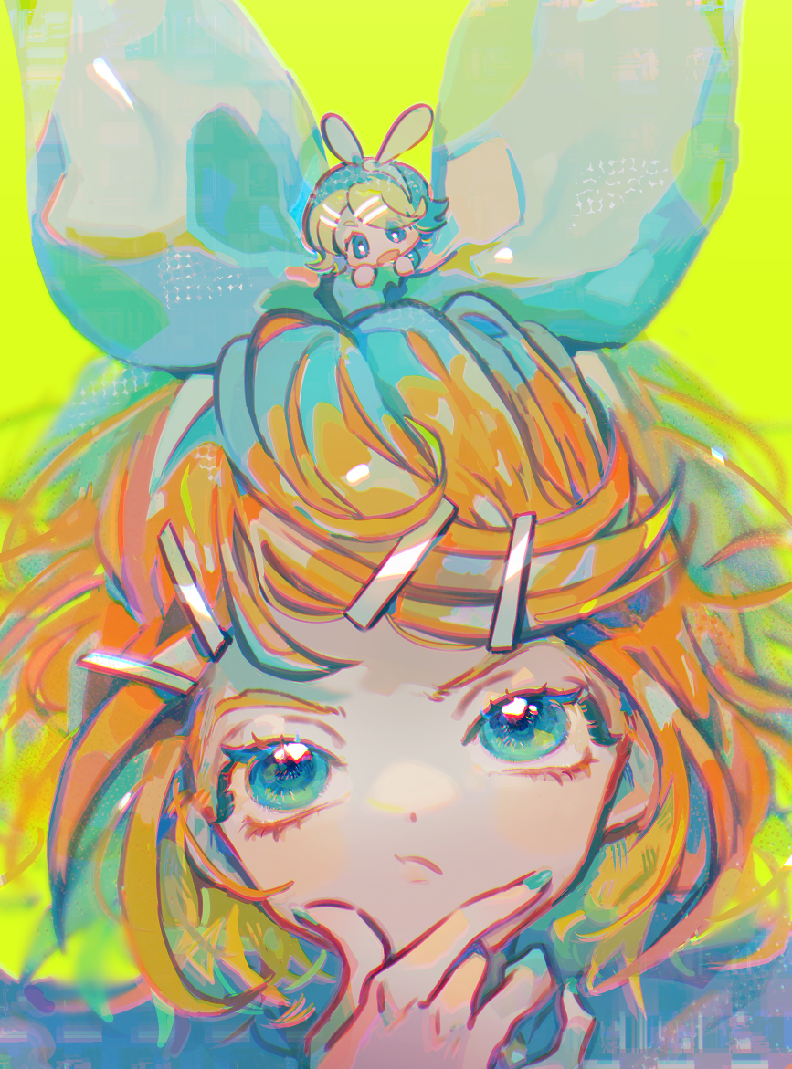 mawarusanso, kagamine rin, vocaloid, commentary request, 1girl, blonde hair, blue eyes, chibi, chibi on head, closed mouth, eyelashes, green background, hair ornament, hairband, hairclip, on head, portrait, short hair, simple background, solo, thinking, upper body, white hairband