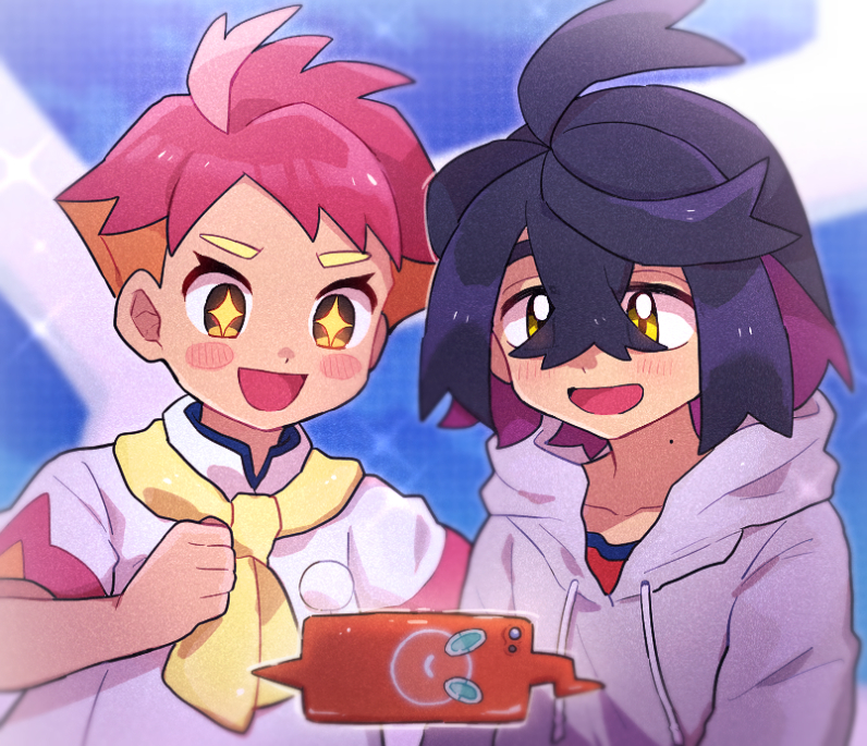 chiimako, crispin (pokemon), kieran (pokemon), rotom, rotom phone, nintendo, pokemon, pokemon sv, + +, 2boys, black hair, blush, clenched hand, crossed bangs, gen 4 pokemon, hair between eyes, hood, hood down, hoodie, long sleeves, male focus, mole, mole on neck, multicolored hair, multiple boys, open mouth, orange hair, pokemon (creature), purple hair, red hair, short sleeves, sparkle, upper body, yellow eyes