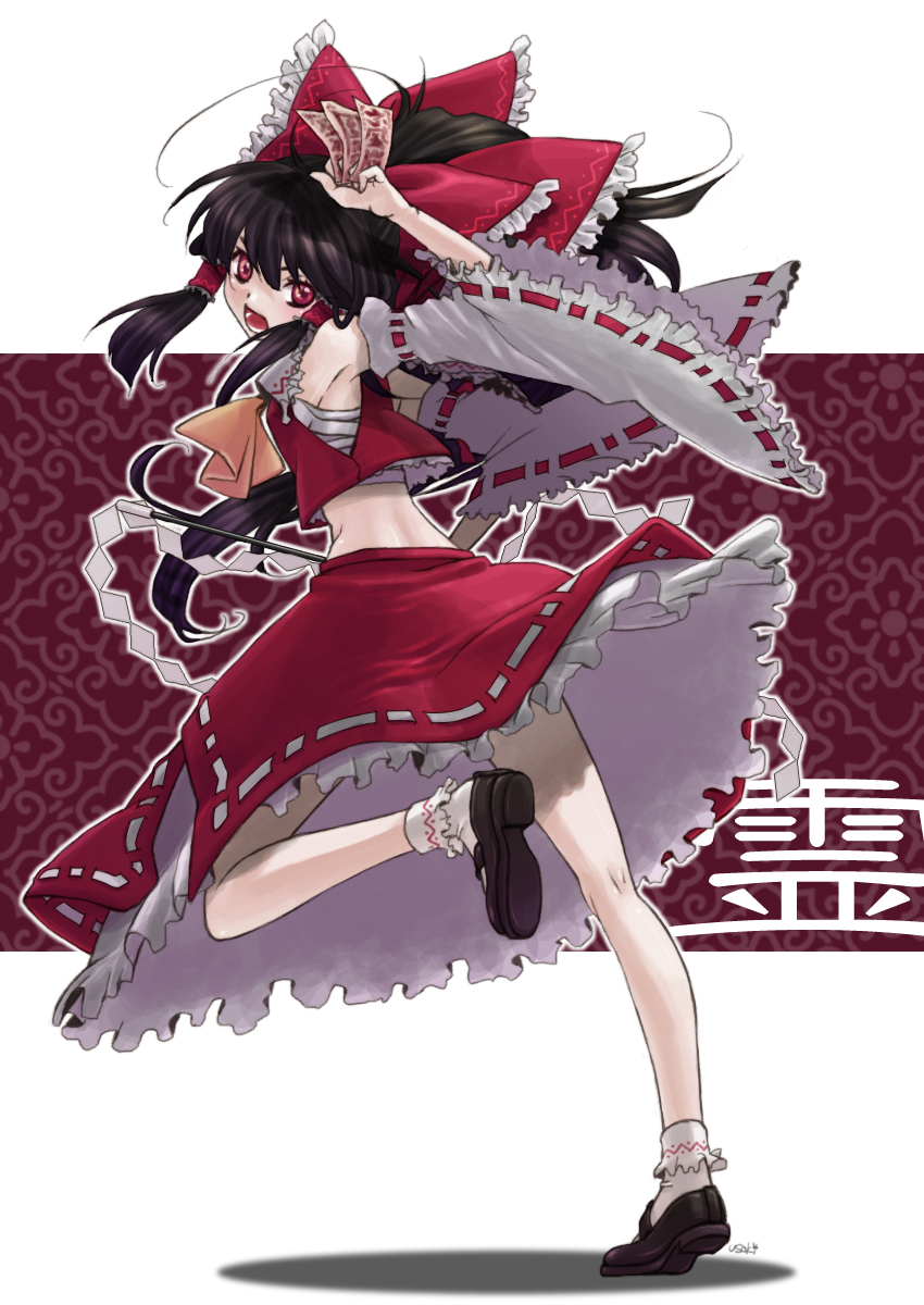 namisaki yuka, hakurei reimu, touhou, highres, 1girl, between fingers, black hair, bobby socks, bow, detached sleeves, female focus, full body, gohei, hair bow, hair tubes, holding, japanese clothes, long hair, looking back, mary janes, miko, ofuda, ofuda between fingers, petticoat, red eyes, ribbon, sarashi, shoes, simple background, socks, solo, standing, standing on one leg, wide sleeves