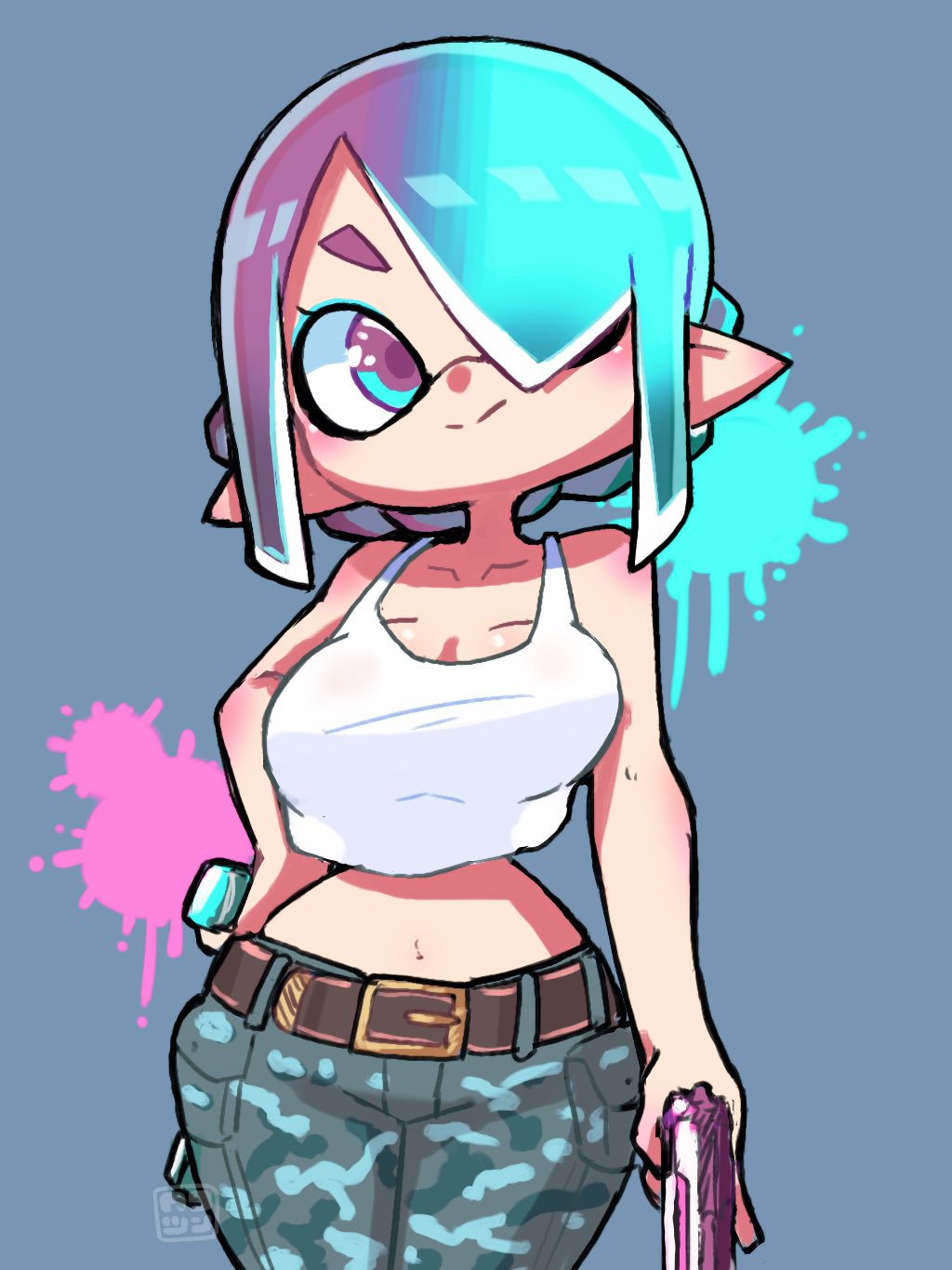 hekoningyou (waraningyou), inkling girl, inkling player character, nintendo, splatoon (series), commentary, english commentary, highres, 1girl, aqua hair, belt, blue background, brown belt, camouflage, camouflage pants, closed mouth, collarbone, crop top, gradient hair, hair over one eye, holding, holding weapon, inking, midriff, multicolored eyes, multicolored hair, navel, pants, purple hair, shirt, short hair, simple background, smile, solo, splatter, tentacle hair, two-tone eyes, weapon, white shirt, wide hips