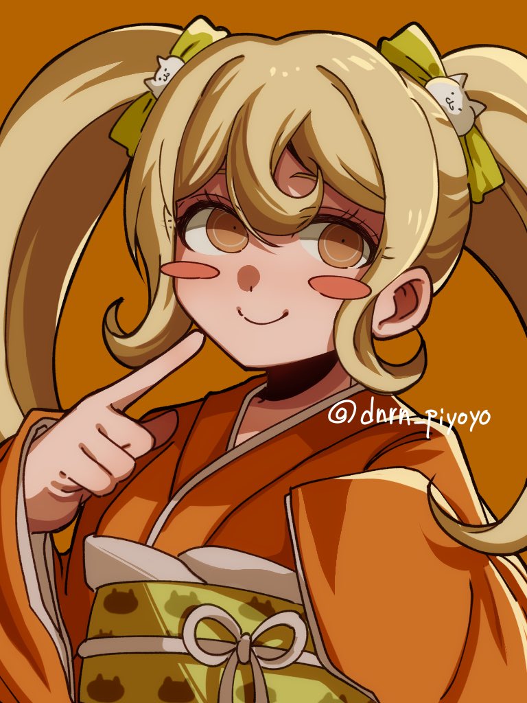 mono shiri hakase, saionji hiyoko, danganronpa (series), danganronpa 2: goodbye despair, 1girl, blonde hair, blush, blush stickers, bow, closed mouth, eyelashes, green bow, hair bow, japanese clothes, kimono, long hair, obi, orange background, orange kimono, sash, simple background, smile, solo, twintails, twitter username, upper body, yellow eyes