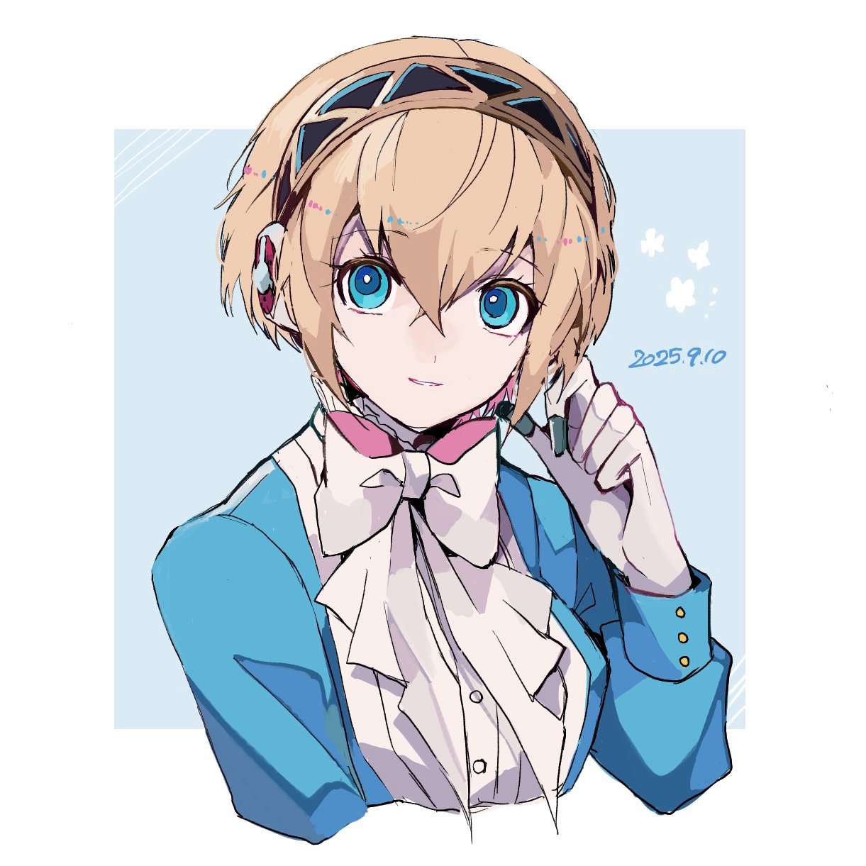 teketeke (tasutekete), aigis (persona), persona, persona 3, commentary request, highres, 1girl, android, arm at side, blonde hair, blue background, blue dress, blue eyes, border, bow, bright pupils, cropped arm, cropped torso, crossed bangs, dated, dress, gold hairband, hair between eyes, hairband, hand up, long sleeves, looking at viewer, mechanical hands, parted lips, robot ears, short hair, smile, solo, two-tone background, white background, white border, white bow, white pupils