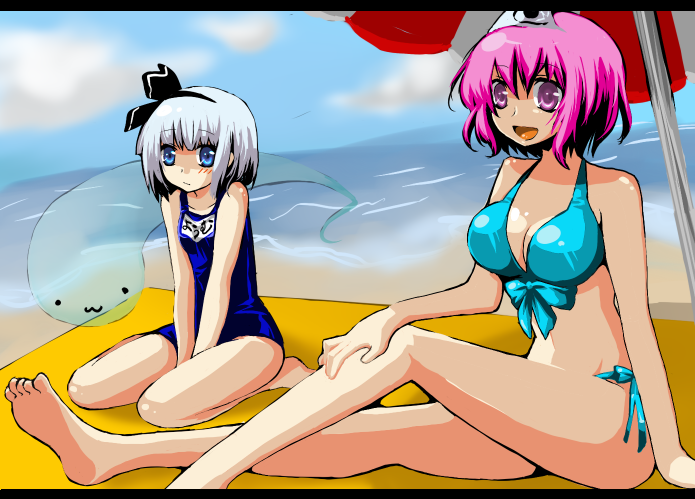 kuzumiya yuyu, konpaku youmu, konpaku youmu (ghost), saigyouji yuyuko, touhou, 2girls, :3, barefoot, beach, beach umbrella, bikini, breasts, cleavage, day, feet, female focus, large breasts, multiple girls, ocean, one-piece swimsuit, outdoors, parasol, school swimsuit, sky, small breasts, swimsuit, umbrella