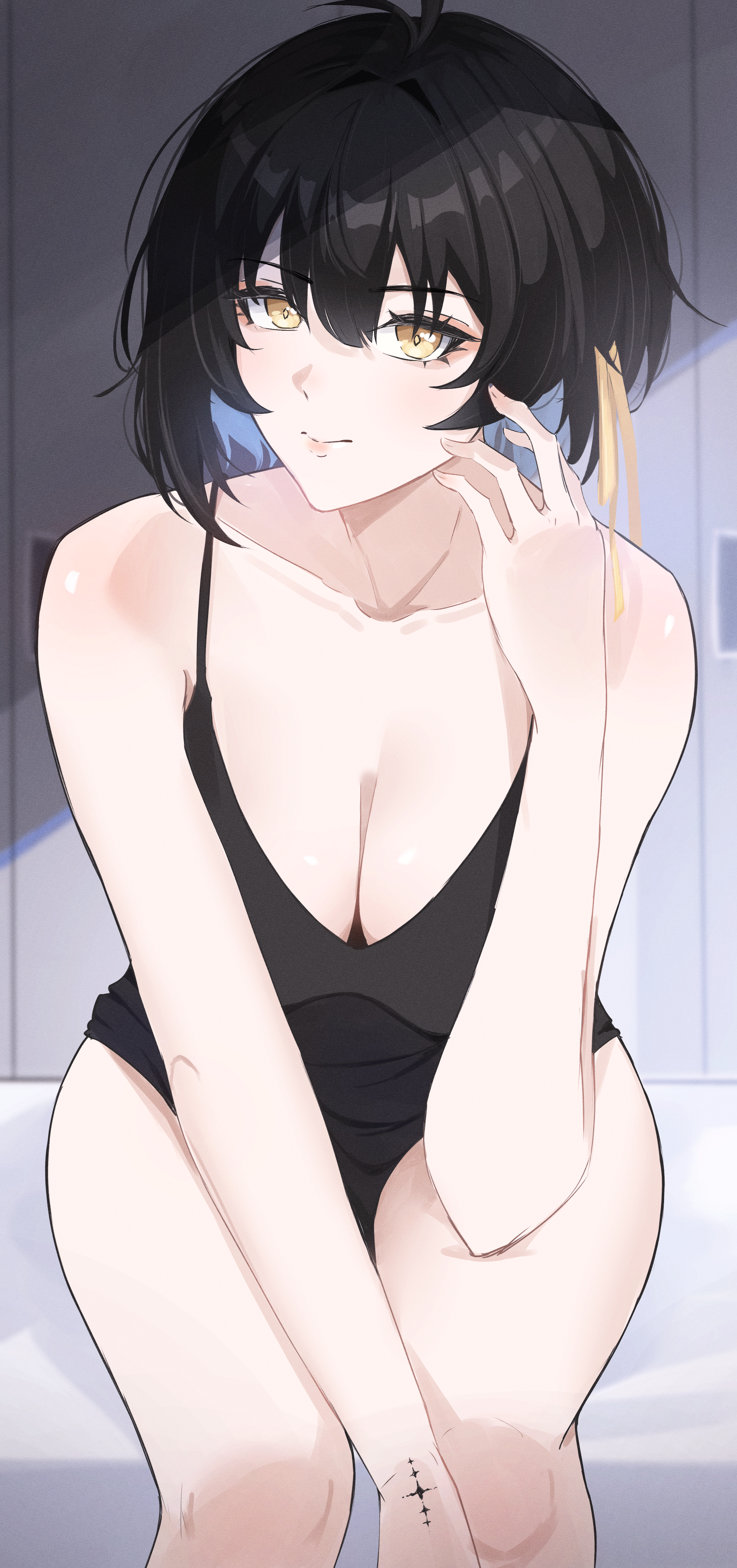 kiksagi, female rover (wuthering waves), rover (wuthering waves), wuthering waves, absurdres, highres, 1girl, alternate costume, bare shoulders, black dress, black hair, breasts, cleavage, collarbone, colored inner hair, dress, hand up, indoors, large breasts, long hair, looking at viewer, multicolored hair, simple background, sitting, solo, sunlight, tacet mark (wuthering waves), white background, white hair, yellow eyes