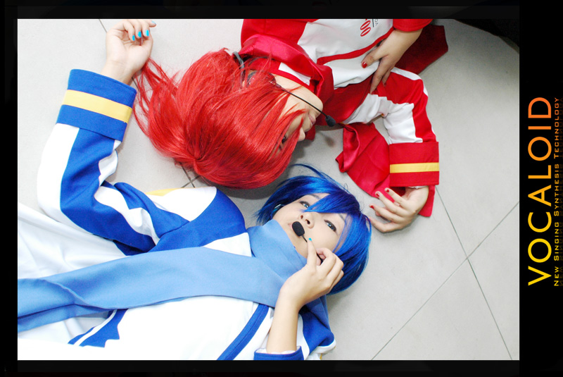 akaito, kaito (vocaloid), vocaloid, cosplay photo, photo (medium), 2boys, 2girls, asian, blue hair, cosplay, crossdressing, headphones, microphone, multiple boys, multiple girls, red hair, scarf