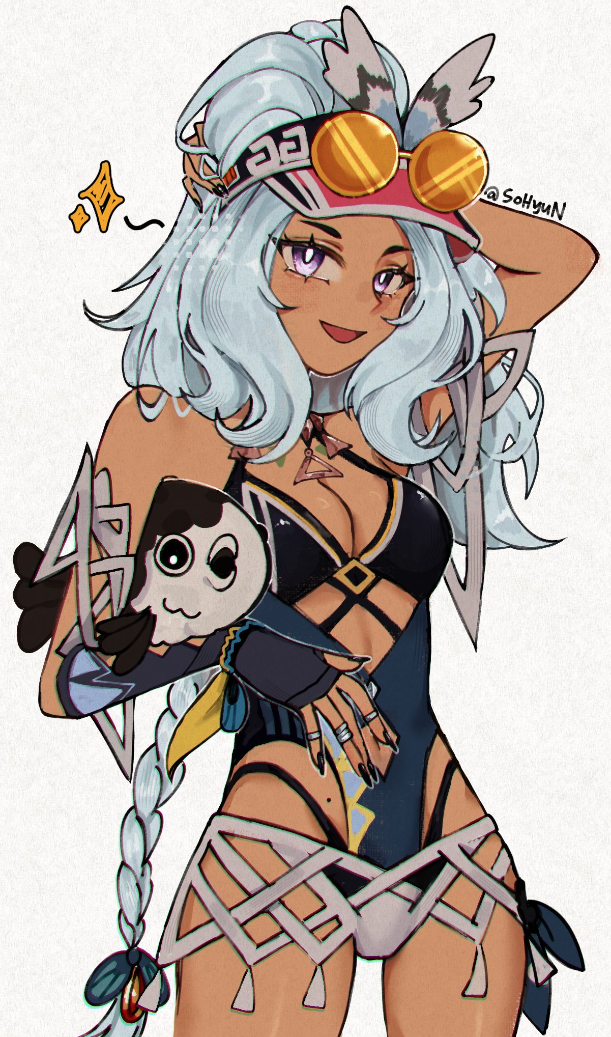 sohyun 24, mualani (genshin impact), genshin impact, highres, 1girl, :d, bare shoulders, black nails, black one-piece swimsuit, breasts, bright pupils, cowboy shot, dark skin, eyewear on headwear, fingerless gloves, gloves, grey background, grey hair, jewelry, looking at viewer, mole, nail polish, one-piece swimsuit, open mouth, purple eyes, ring, simple background, small breasts, smile, solo, standing, sunglasses, swimsuit, visor cap, white pupils