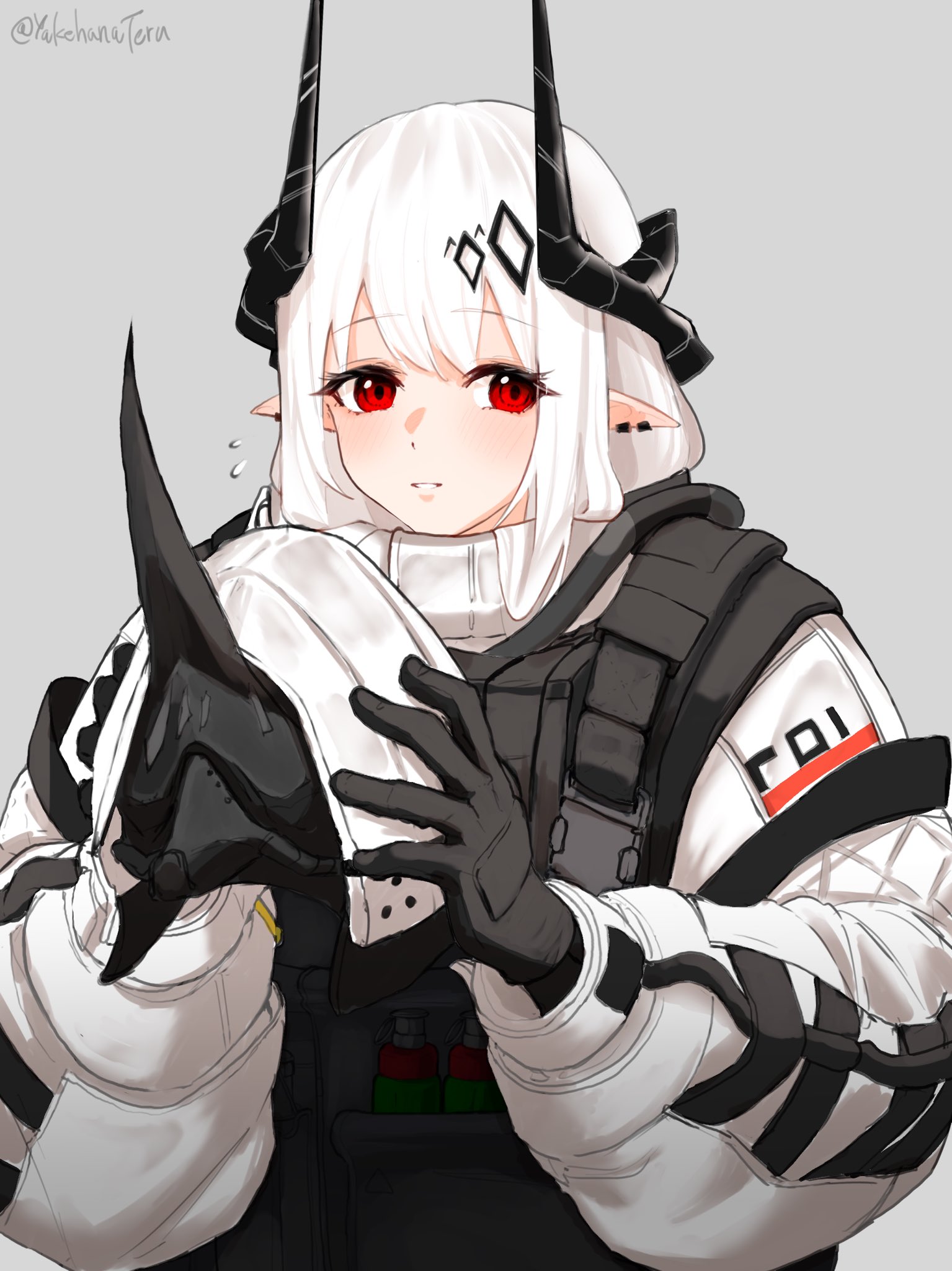 yakehanateru, mudrock (arknights), mudrock (elite ii) (arknights), arknights, commentary request, highres, 1girl, black gloves, black horns, bulletproof vest, coat, ear piercing, flying sweatdrops, gloves, grey background, helmet, horns, light smile, long sleeves, medium hair, parted lips, piercing, pointy ears, puffy long sleeves, puffy sleeves, red eyes, simple background, solo, twitter username, unworn headwear, unworn helmet, upper body, white coat, white hair