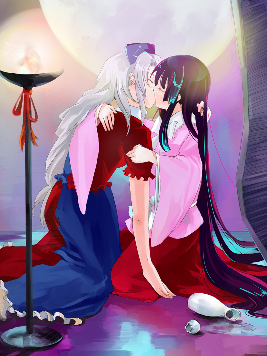 mosuke, houraisan kaguya, yagokoro eirin, touhou, silver hair, highres, 2girls, black hair, female focus, hat, kirr, kiss, long hair, multiple girls, ribbon, spill, yuri