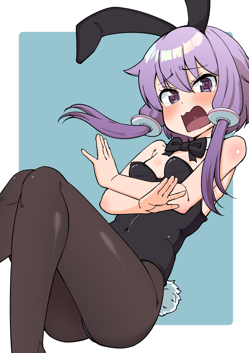t shatsu, yuzuki yukari, voiceroid, commentary, 1girl, animal ear hairband, animal ears, black bow, black bowtie, black leotard, black pantyhose, blue background, bow, bowtie, breasts, detached collar, fake animal ears, feet out of frame, hairband, leotard, long hair, looking at viewer, pantyhose, playboy bunny, purple eyes, purple hair, rabbit ears, rabbit tail, short hair with long locks, small breasts, solo, strapless, strapless leotard, tail, wavy mouth