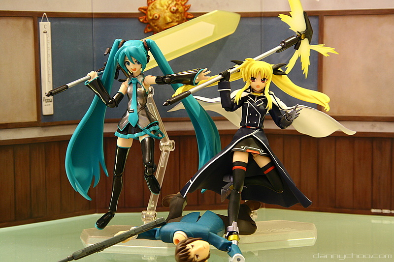 danny choo, bardiche (nanoha), fate testarossa, hatsune miku, kyon, figma, lyrical nanoha, mahou shoujo lyrical nanoha, mahou shoujo lyrical nanoha strikers, suzumiya haruhi no yuuutsu, vocaloid, photo (medium), 00s, 1boy, 2girls, aqua hair, blonde hair, crossover, death, decapitation, energy blade, energy sword, figure, figure (medium), gun, multiple girls, poseable figure, scythe, severed head, sword, thighhighs, twintails, weapon