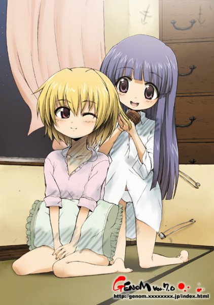 onija tarou, furude rika, houjou satoko, higurashi no naku koro ni, jpeg artifacts, resized, 2girls, barefoot, blonde hair, blue hair, brushing hair, multiple girls, pajamas, pink eyes, pixiv thumbnail, purple eyes, wink