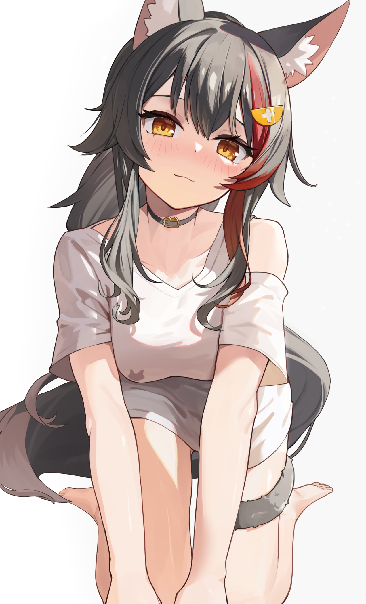 woogi (duguddnr), ookami mio, ookami mio (hoodie), hololive, commentary, highres, 1girl, :3, animal ears, barefoot, black choker, black hair, blush, breasts, choker, closed mouth, clothing cutout, hair ornament, hairclip, kneeling, knees out of frame, large breasts, long hair, looking at viewer, multicolored hair, no pants, official alternate costume, ponytail, red hair, shirt, shoulder cutout, sidelocks, simple background, soles, solo, spiked hair, streaked hair, t-shirt, tail, tail around own leg, very long hair, virtual youtuber, white background, white shirt, wolf ears, wolf girl, wolf tail, yellow eyes