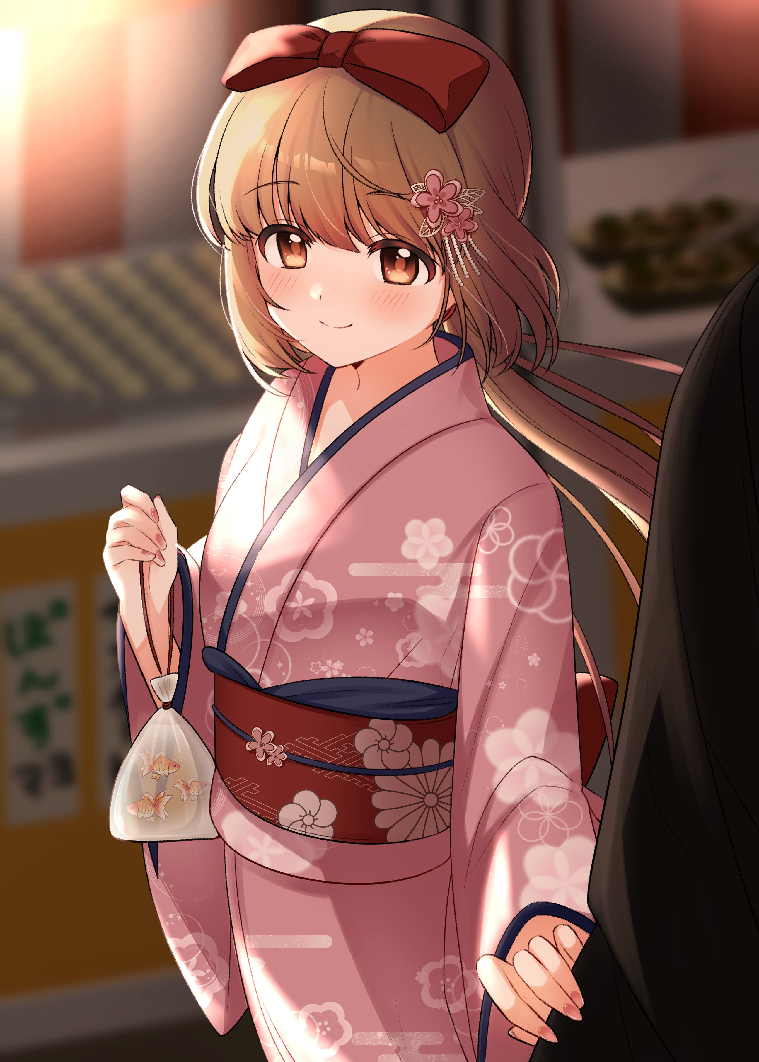 c7 master, yorita yoshino, idolmaster, idolmaster cinderella girls, absurdres, commentary request, highres, 1girl, 1other, back bow, bag, bagged fish, blurry, blurry background, blush, bow, brown eyes, brown hair, closed mouth, clothes grab, depth of field, fingernails, fish, floating hair, floral print, floral print kimono, floral print sash, flower, goldfish, hair bow, hair flower, hair ornament, hand up, holding, holding bag, japanese clothes, kimono, long hair, long sleeves, looking at viewer, obi, obiage, obijime, outdoors, pink kimono, pink nails, ponytail, print kimono, print sash, red bow, sash, sayagata, smile, standing, summer festival, wide sleeves, yukata